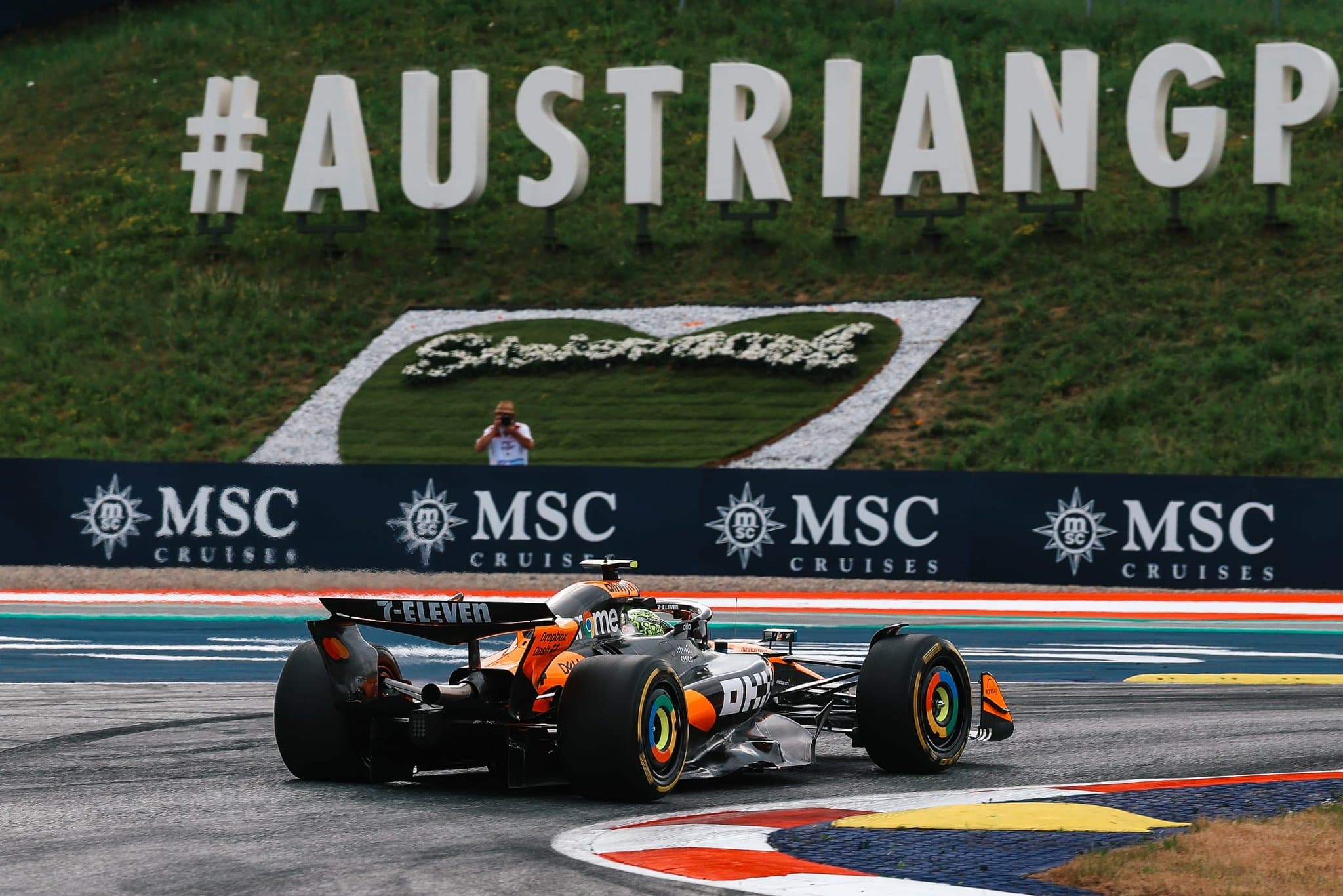 McLareny na czele drugiego treningu F1, Hamilton wezwany do sędziów