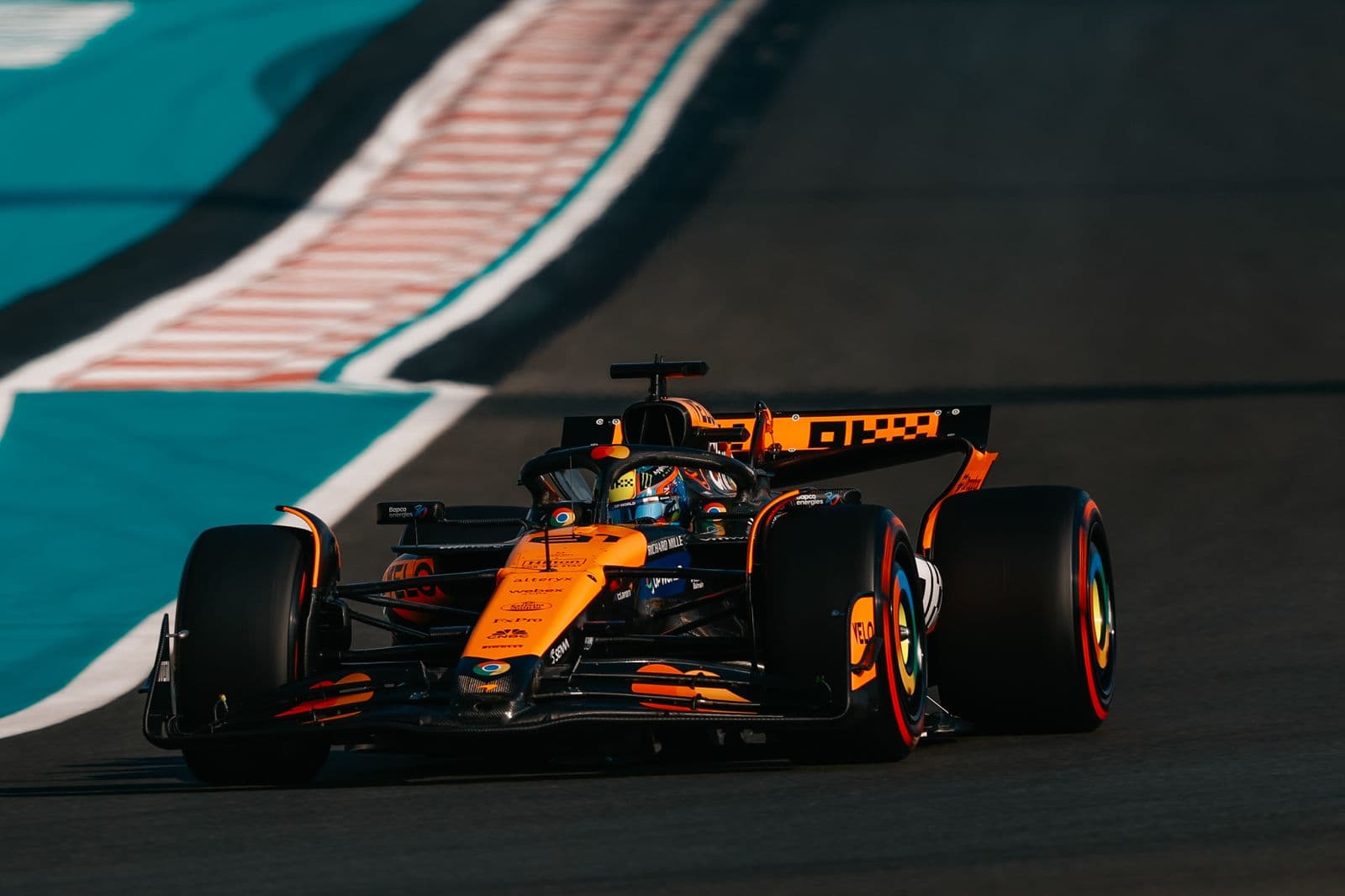 Dwa McLareny najszybsze przed kwalifikacjami F1 w Abu Zabi