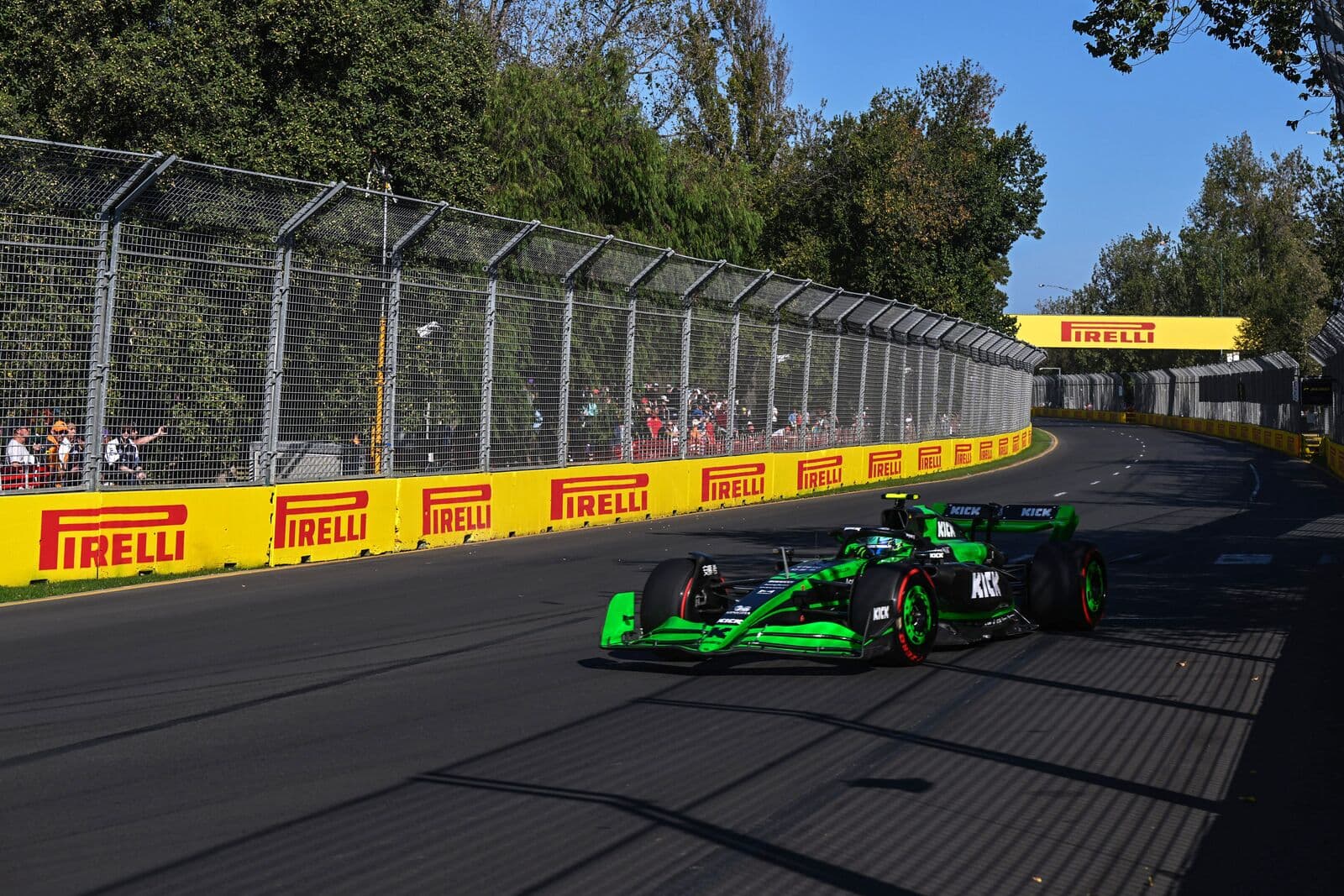 Zhou wystartuje z pit lane, nowy silnik Ricciardo. Ustawienie na starcie wyścigu F1 (GP Australii 2024)