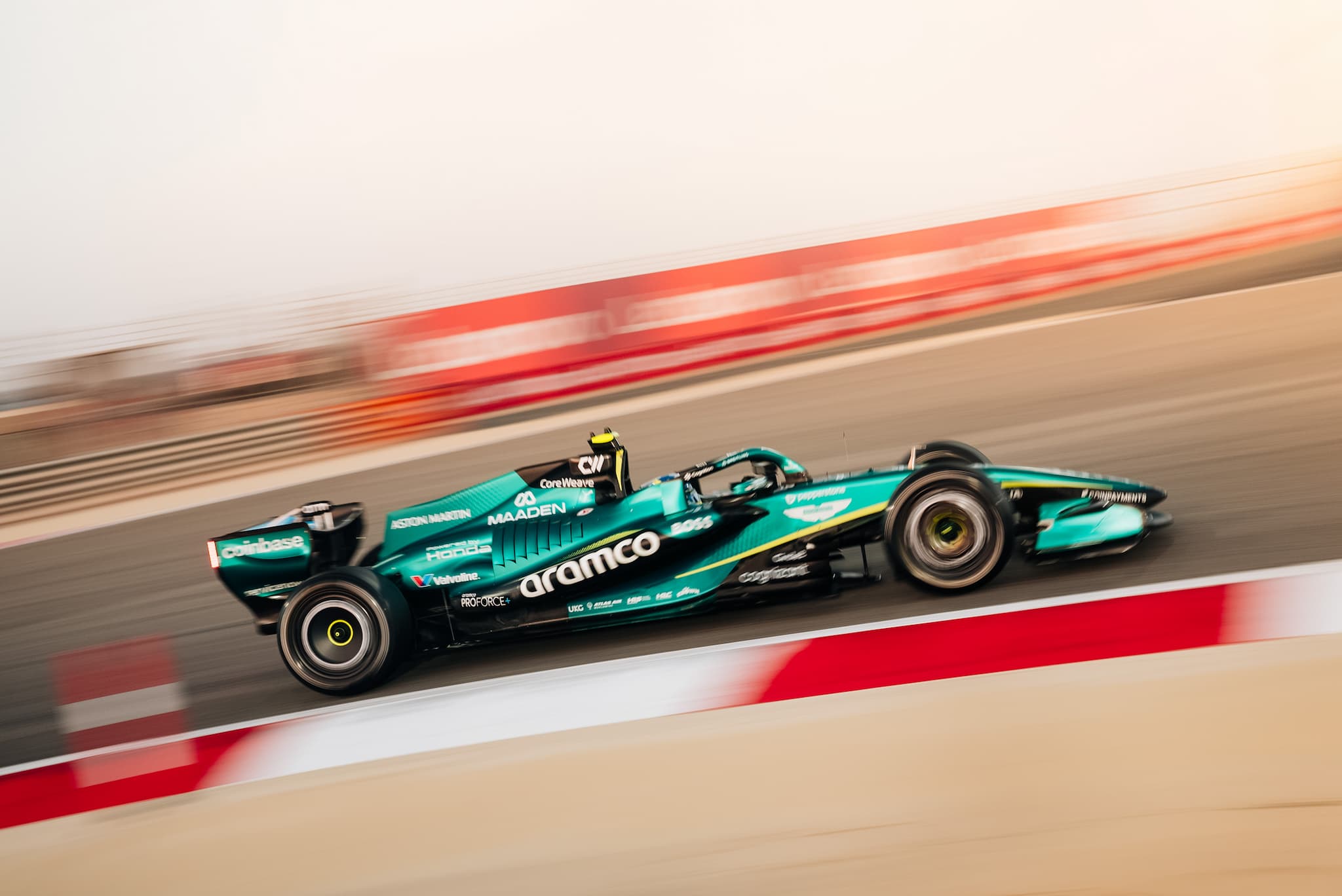 Głośna awaria Astona i pierwsze problemy Ferrari na testach F1 2026