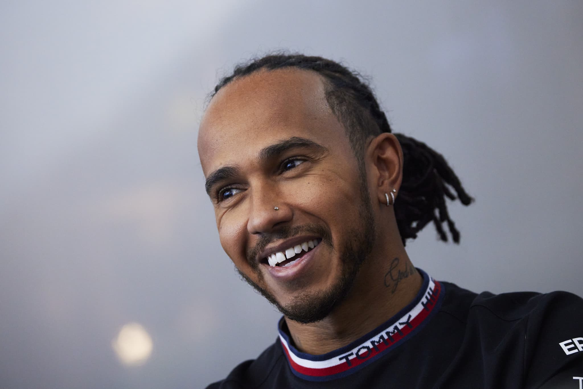 Lewis Hamilton znów uniknie kar za biżuterię w bolidzie