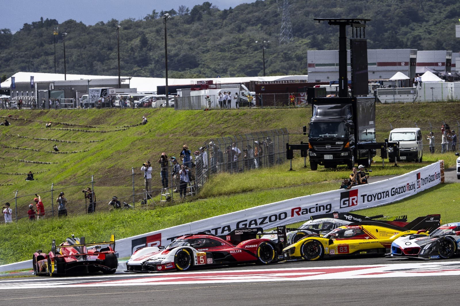 Kosztowny błąd Kubicy, Porsche wygrywa na Fuji w WEC