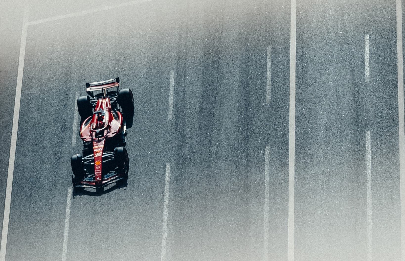 Leclerc najszybszy na otwarcie weekendu F1 w Singapurze, Piastri z problemami