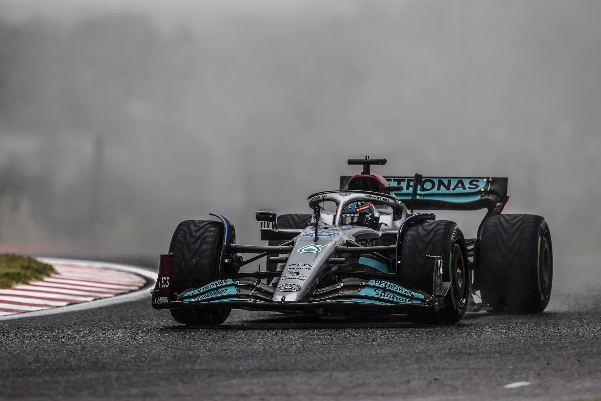 Mercedesy na czele, Pirelli przekłada testy, Schumacher stracił FP2