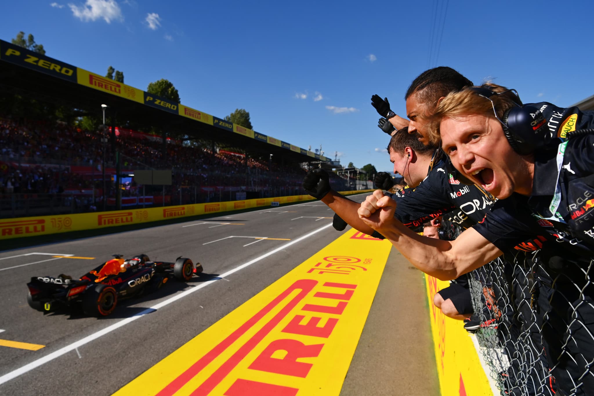 FIA zakazała cieszenia się na płocie przy pit wall (aktualizacja)