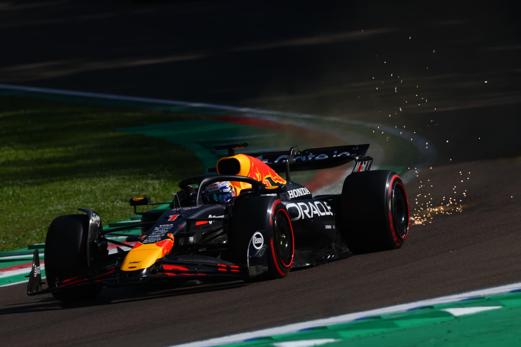 Tsunoda rusza z pit lane. Ustawienie na starcie wyścigu F1 (GP Emilii-Romanii 2025)