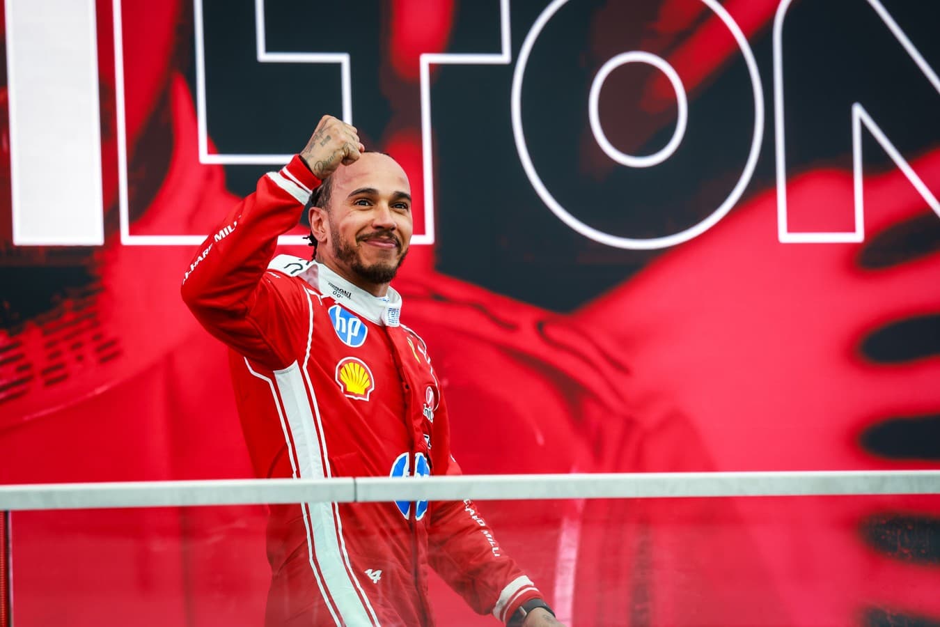 F1: Hamilton wreszcie znalazł „włoskiego Bono” w Ferrari