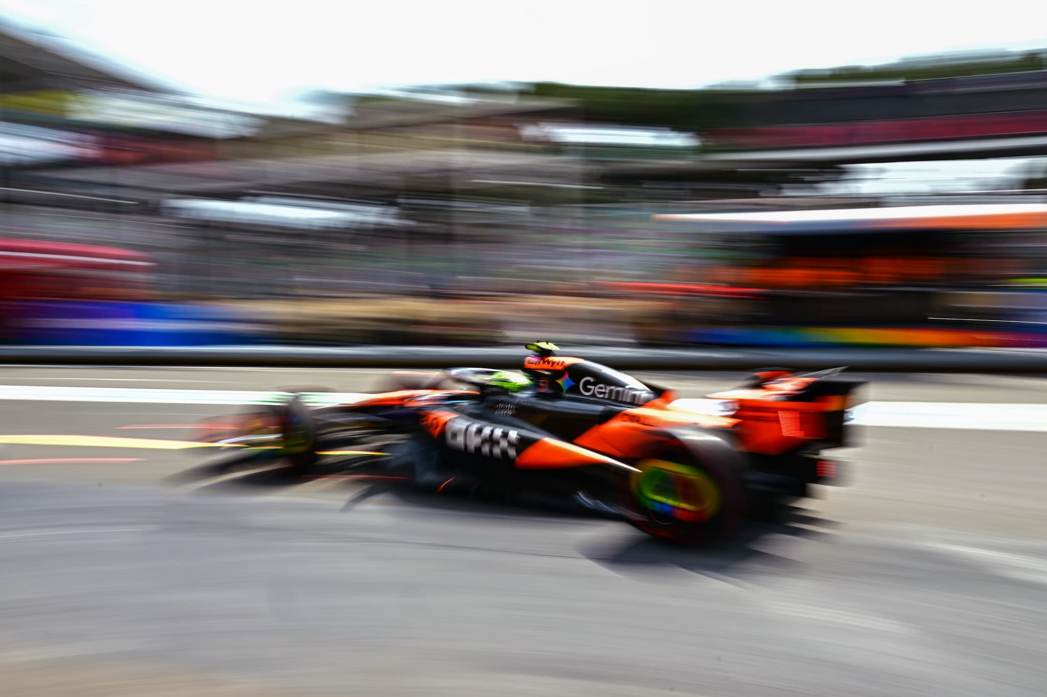 Problemy na torze w Azerbejdżanie, Norris najszybszy na otwarcie weekendu F1
