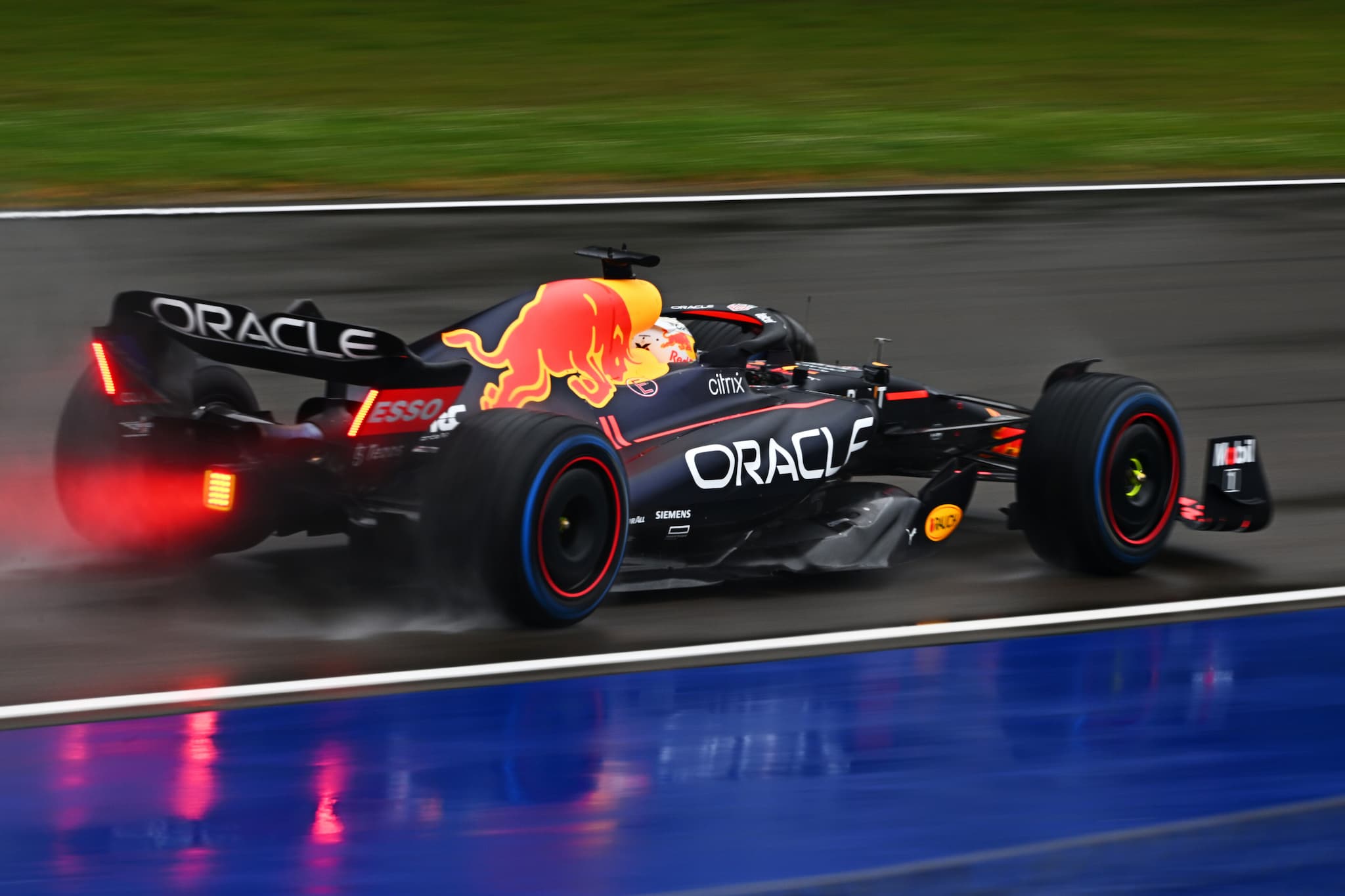 Red Bull wytłumaczył, dlaczego Verstappen testował bolid z 2022 roku
