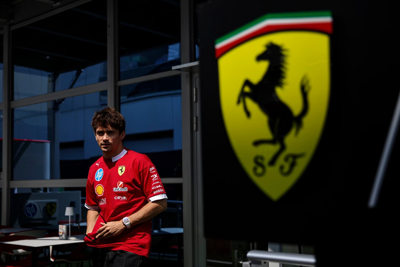 Leclerc zaczął weekend F1 od wypadku. Verstappen minimalnie przed Williamsami