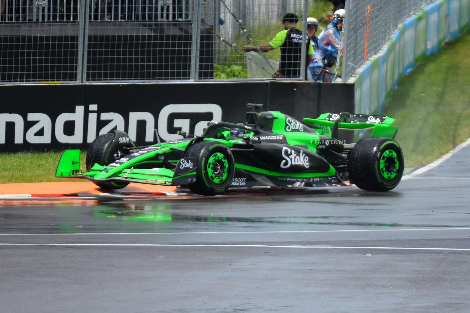 Dwa Saubery z pit lane. Ustawienie na starcie wyścigu F1 (GP Kanady 2024)