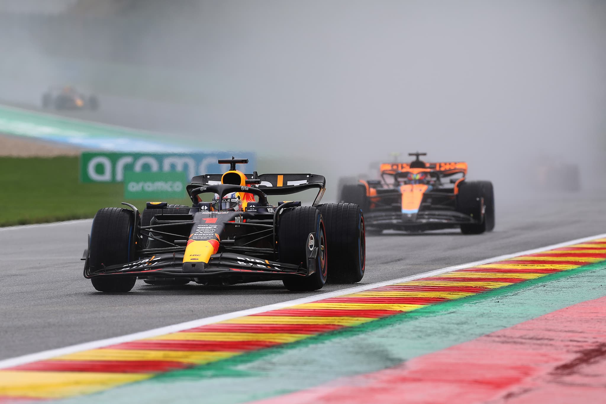 Verstappen pokonał Piastriego, kolizja Pereza i Hamiltona (wyniki sprintu)