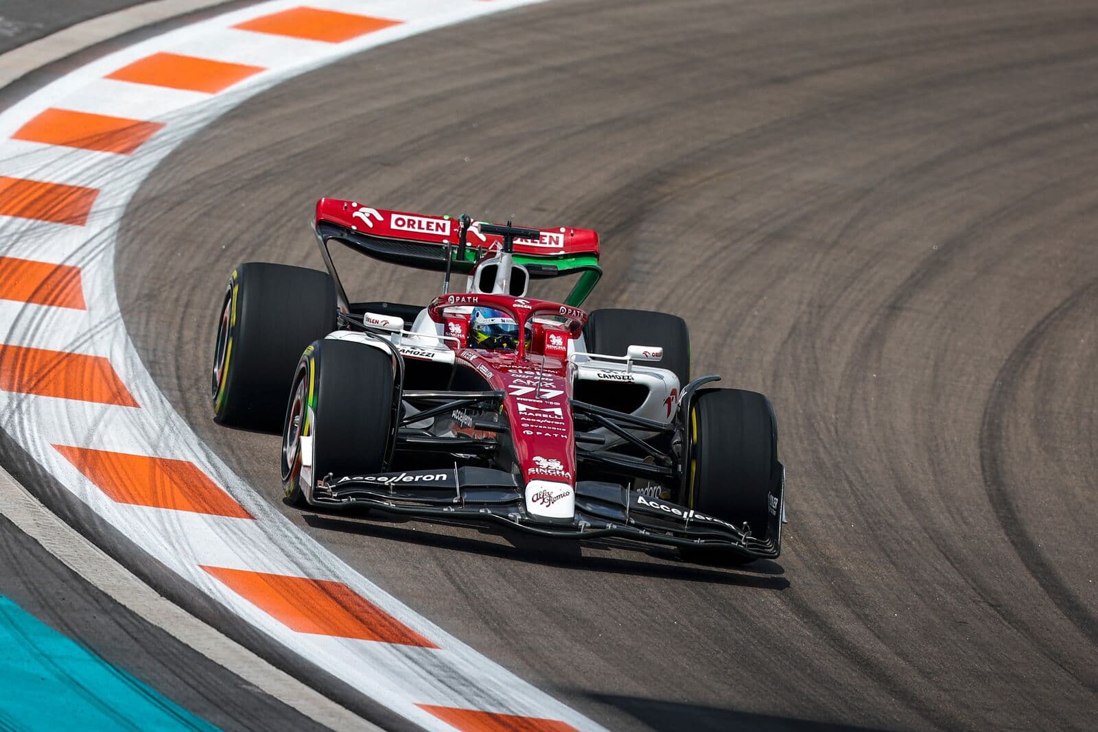 Bottas popełnił błąd przez walkę obu Mercedesów