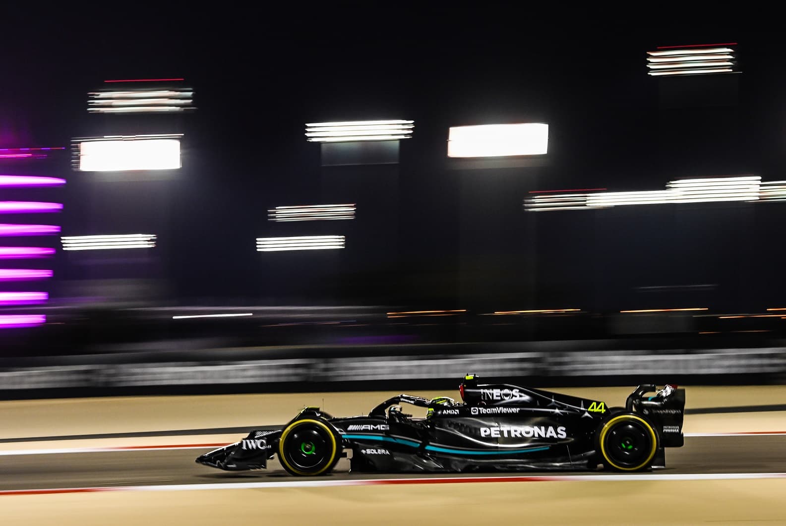 Nowy Mercedes zachowuje się znacznie lepiej niż W13