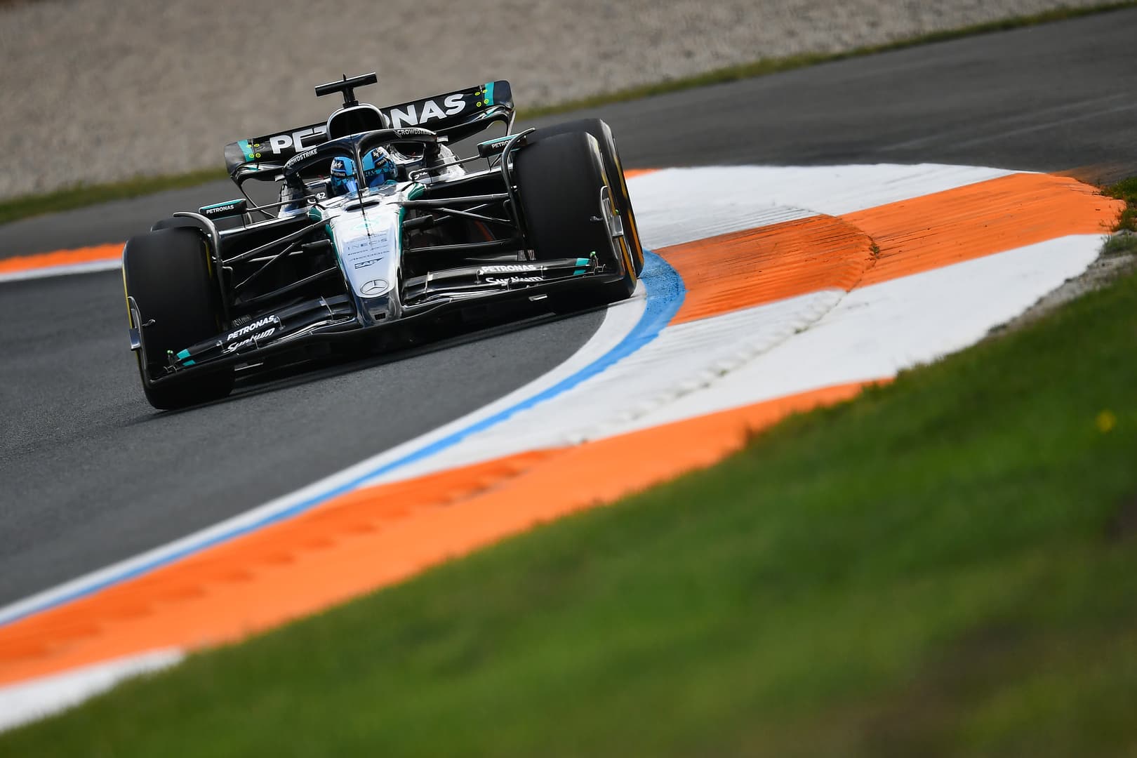 F1: Russell uniknął kary za dziwny incydent z Alonso