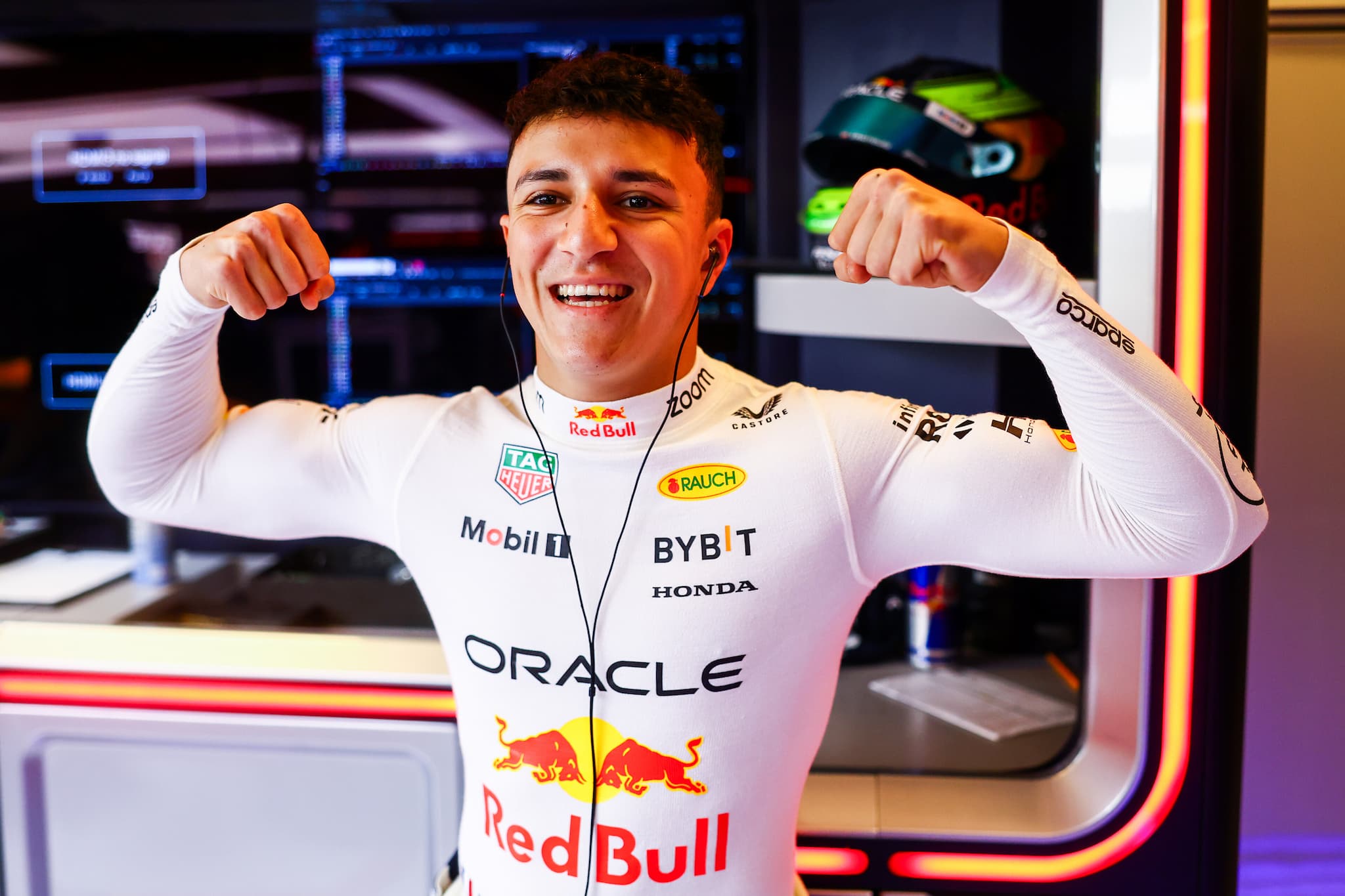 F1: Hadjar obawia się awansu do Red Bulla. Obecny zespół szykuje... kajdanki
