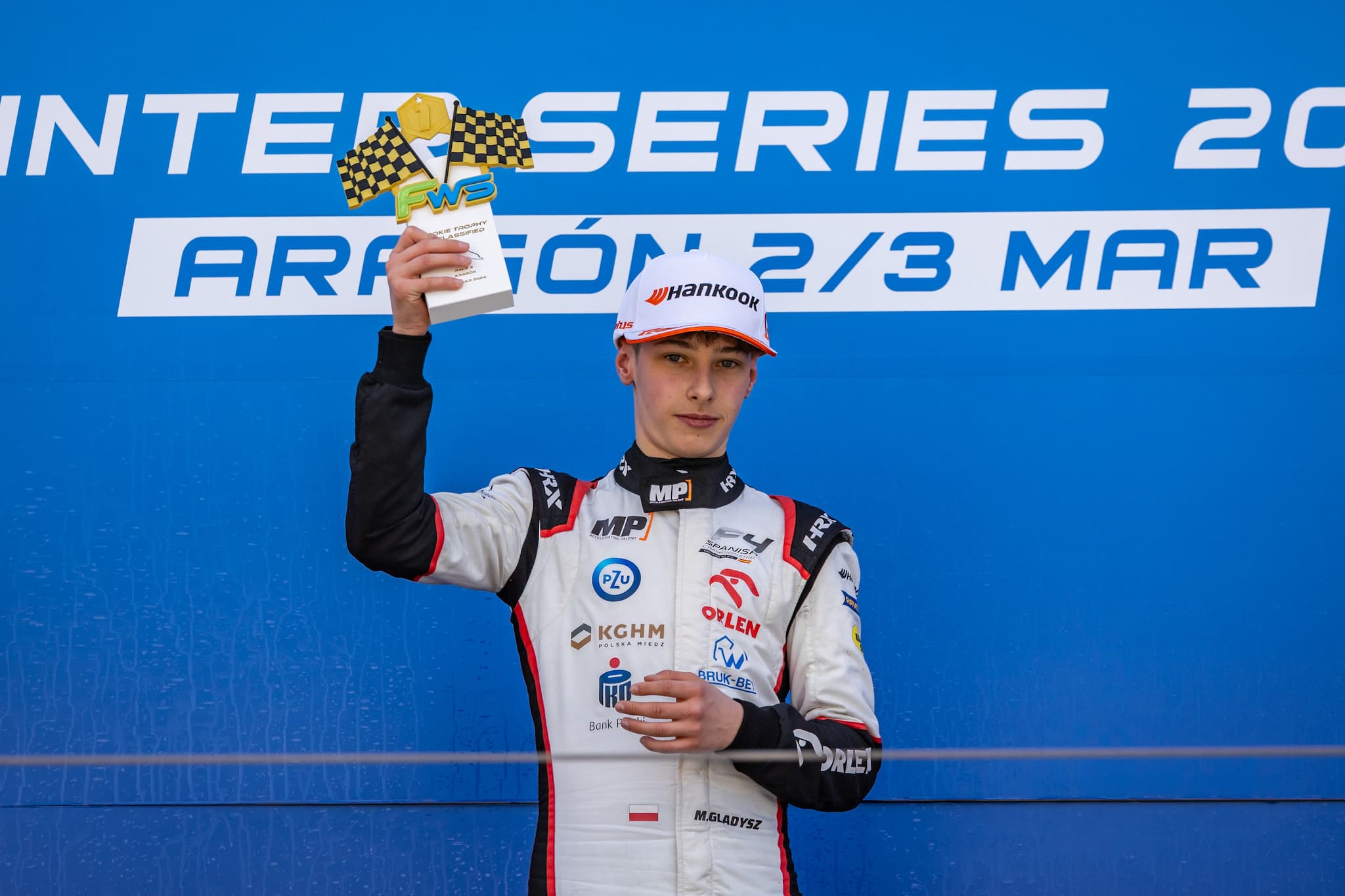 Wielka kraksa i podium Gładysza, postępy Dobrzańskiego w Formule Winter Series