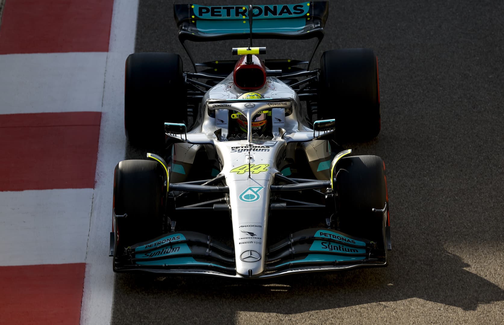 Hamilton wezwany do sędziów, Perez najszybszy w FP3