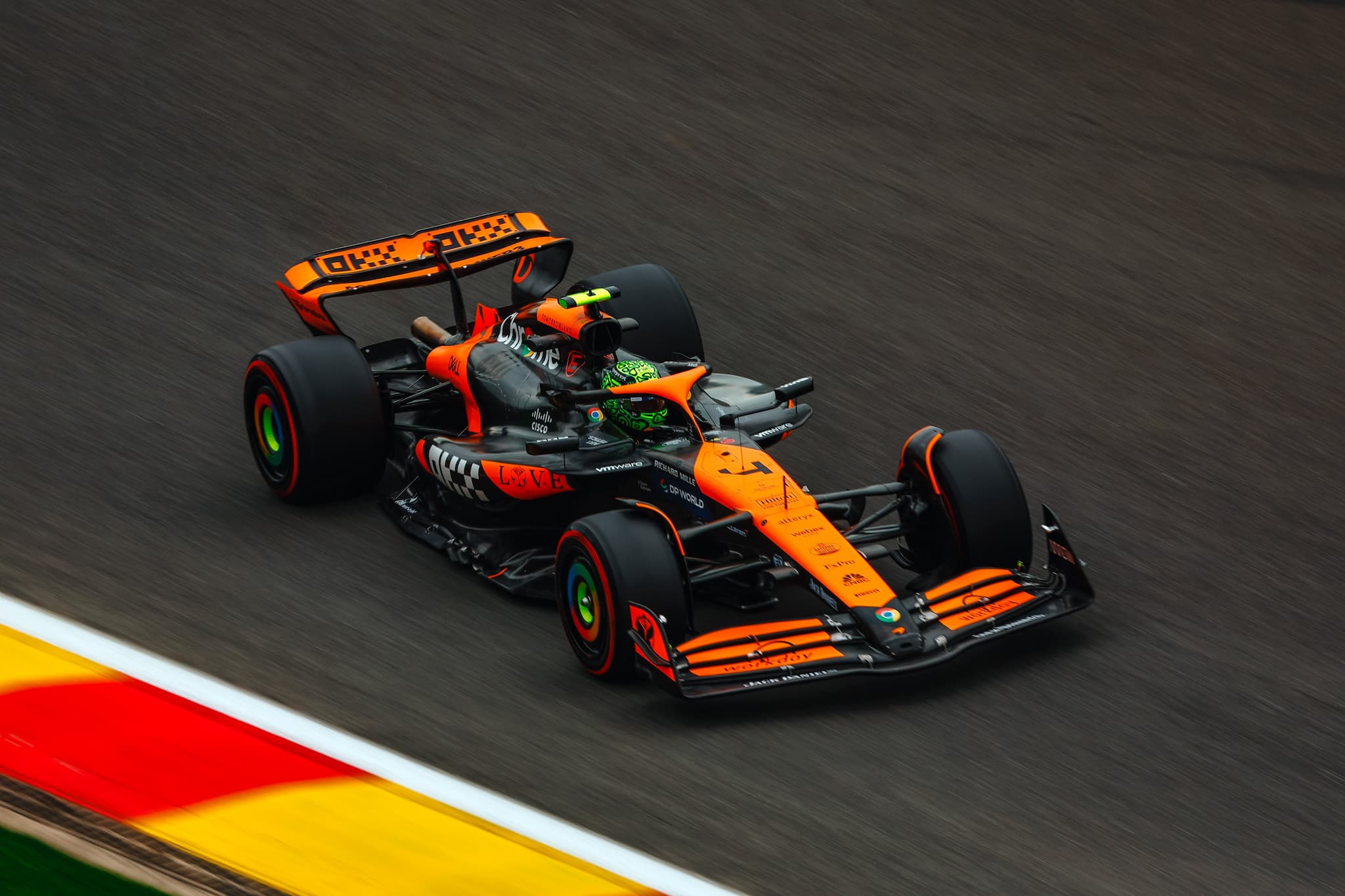 Dwa McLareny przed Verstappenem w drugim treningu F1 w Belgii