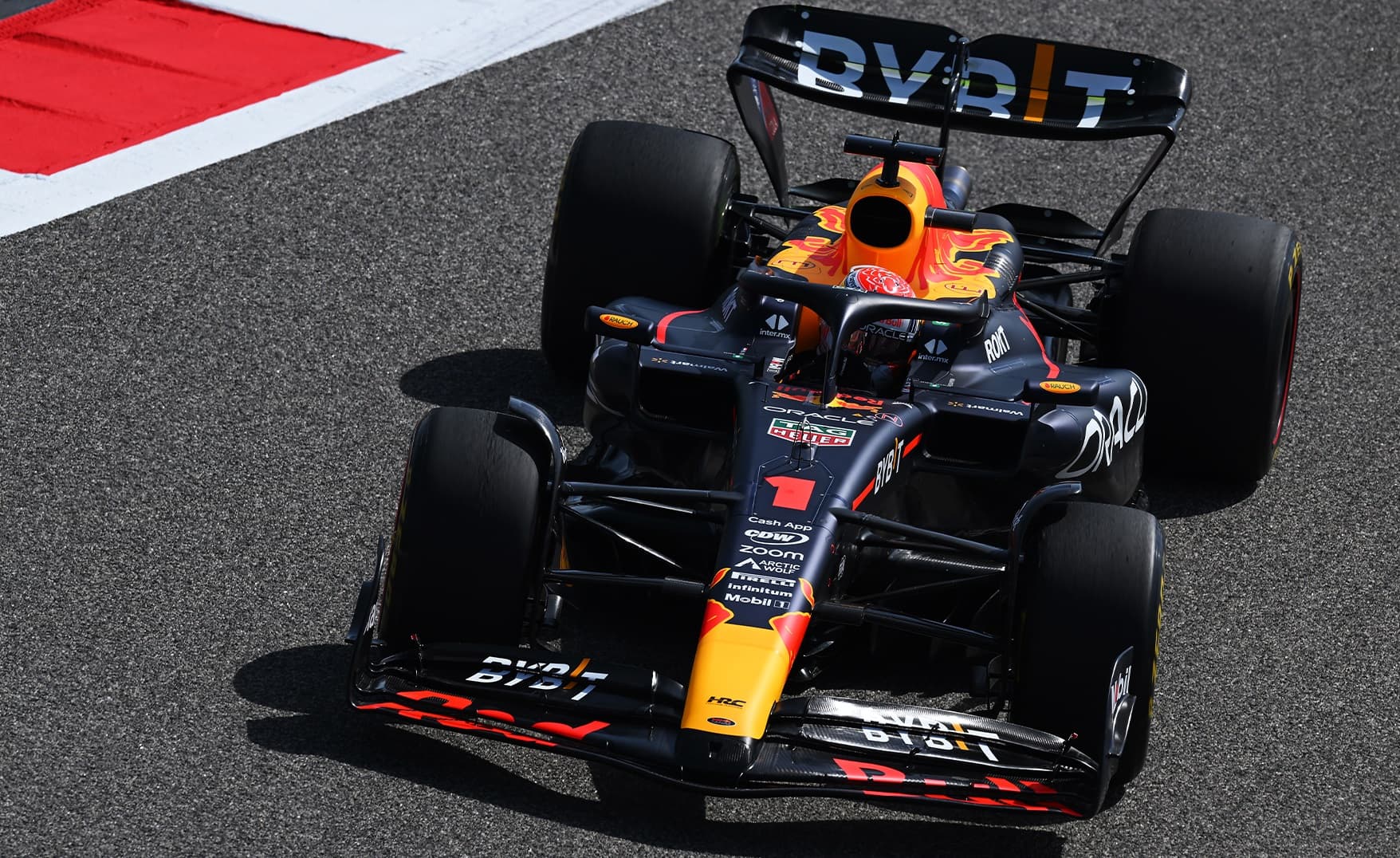 Red Bull nadal próbuje kryć się z bolidem RB19