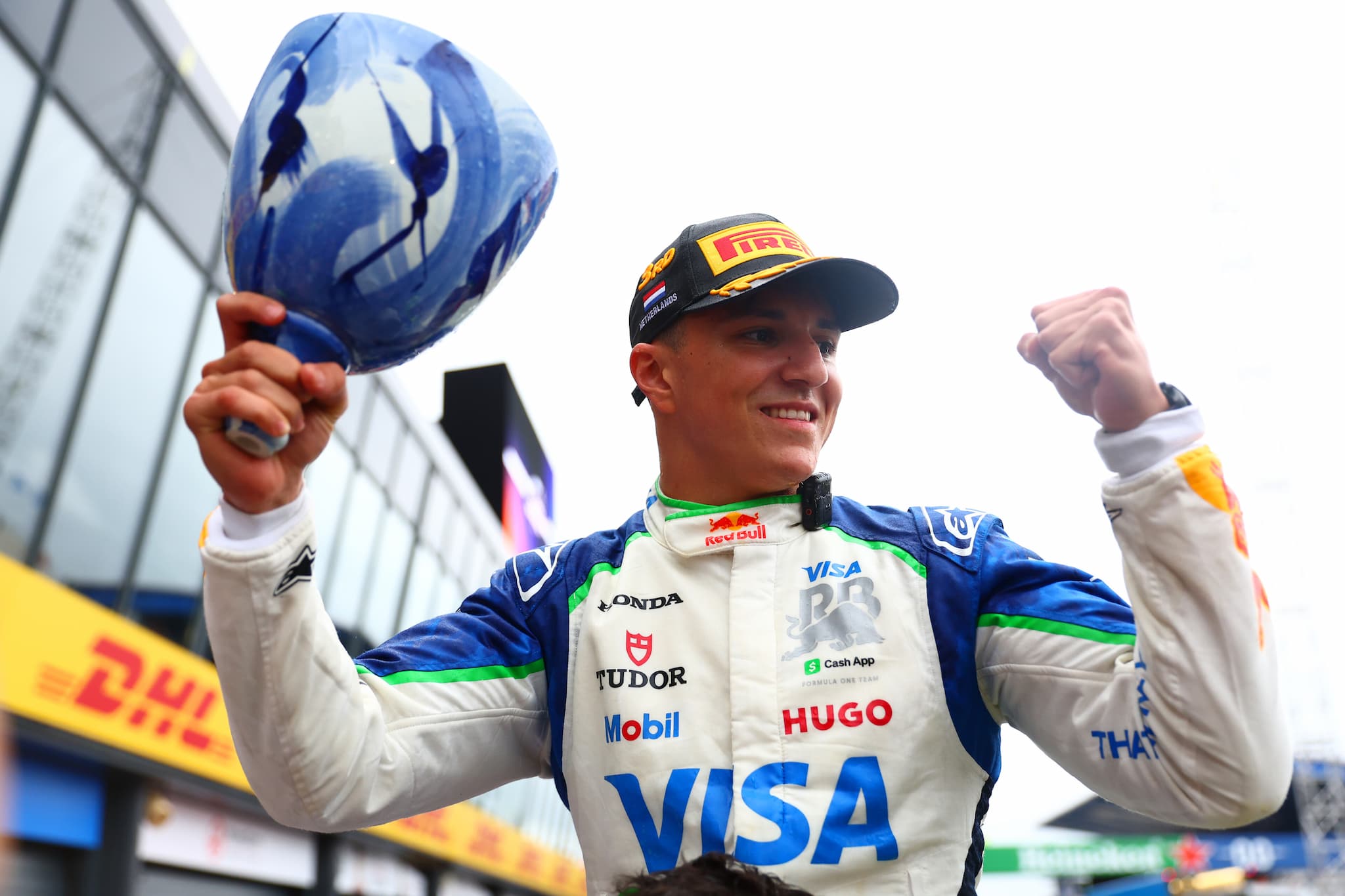 Hadjar uszkodził trofeum za swoje pierwsze podium w F1!