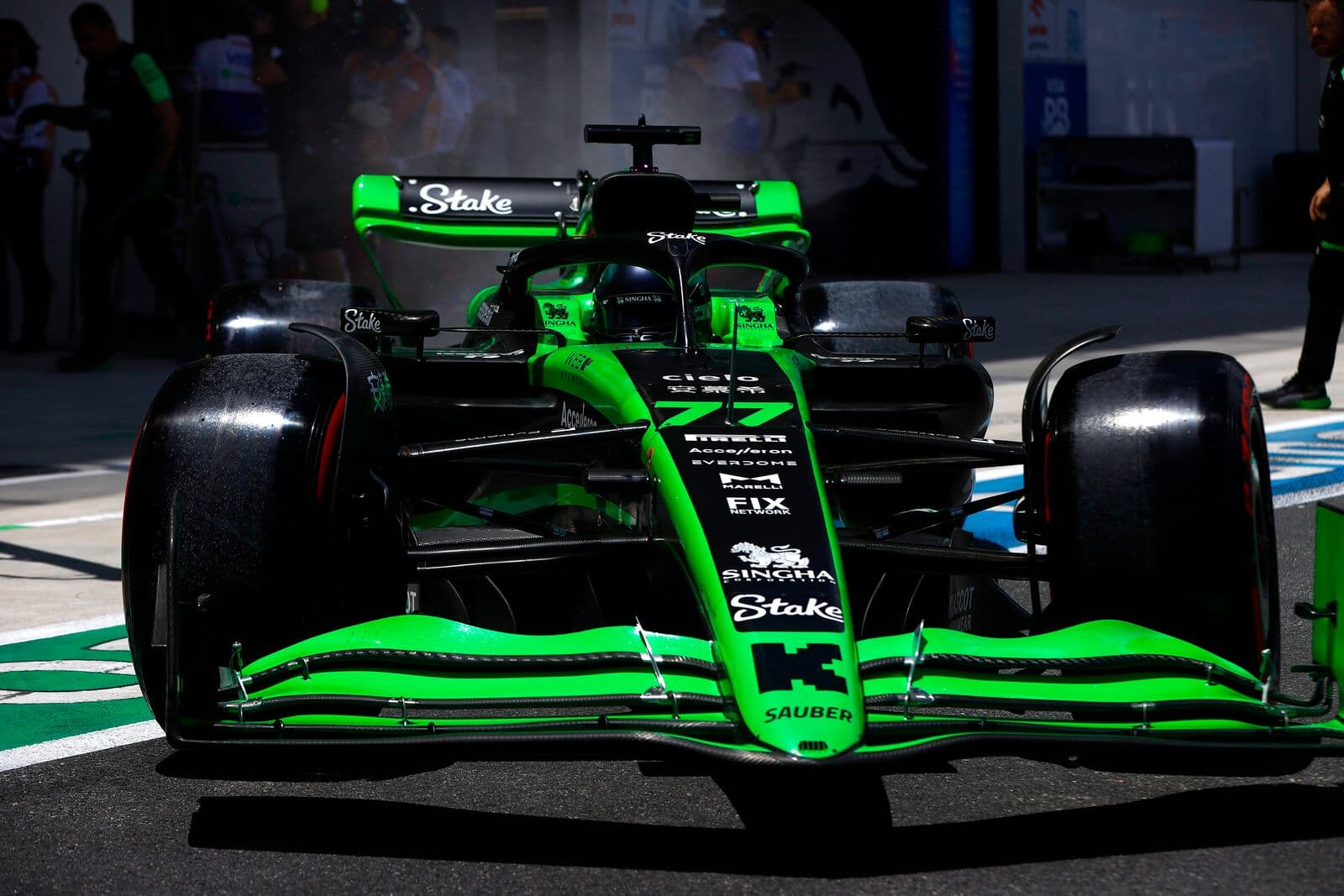 Bottas ukarany, Albon z pit lane. Ustawienie na starcie sprintu F1 (GP Miami 2024)