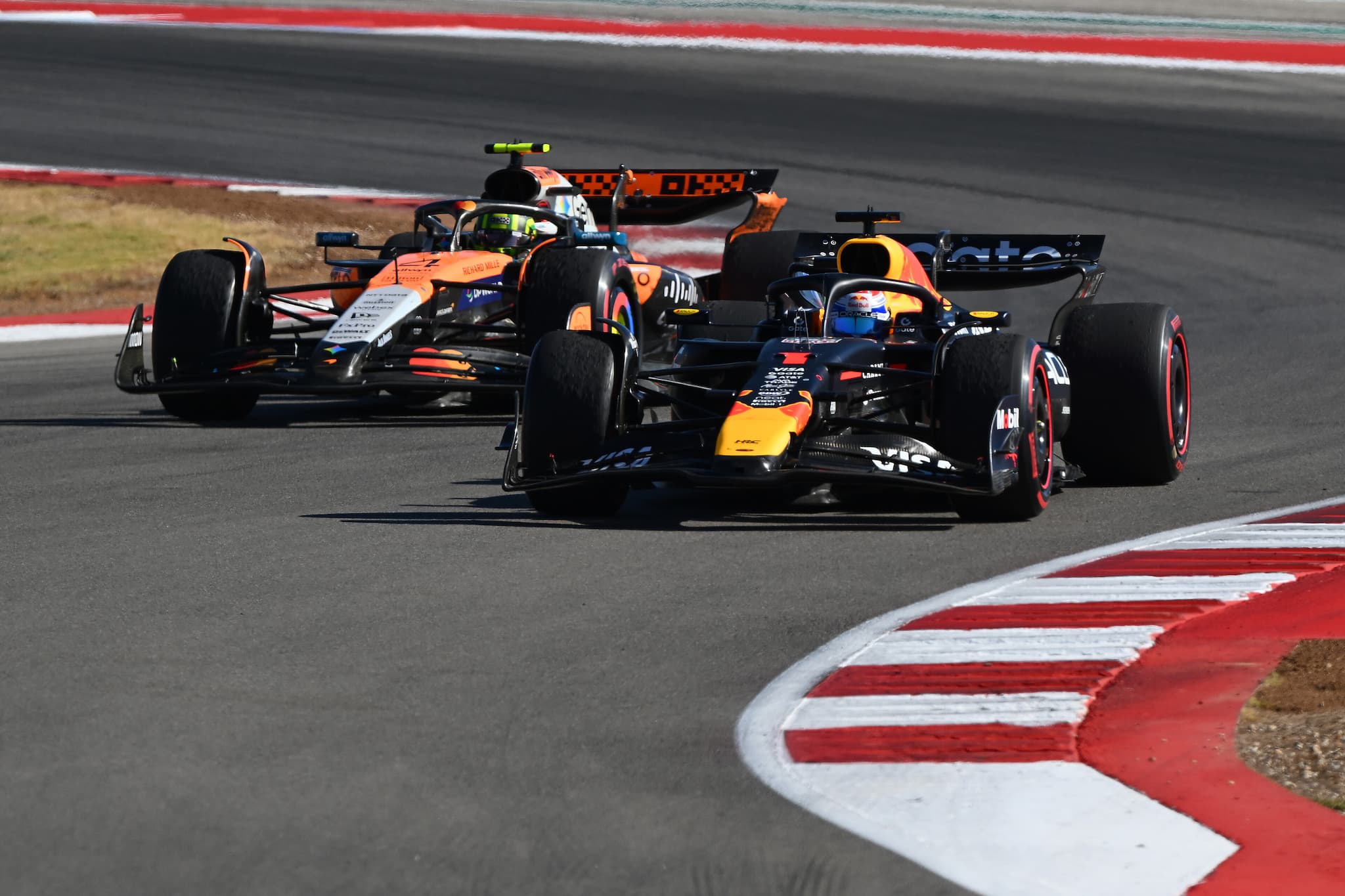 F1: Red Bull chciał przeszkodzić Norrisowi i złamał przepisy. Verstappen utrzymał zwycięstwo