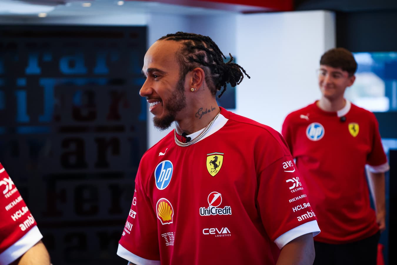 F1: Hamilton wyśmiał nową dyrektywę FIA. „Co za strata kasy!”
