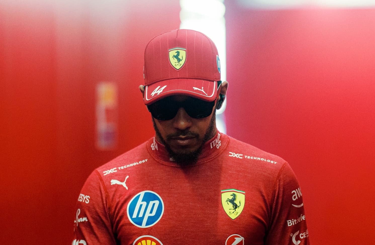 F1: Hamilton nie zamierza przepraszać za ostrą krytykę Ferrari