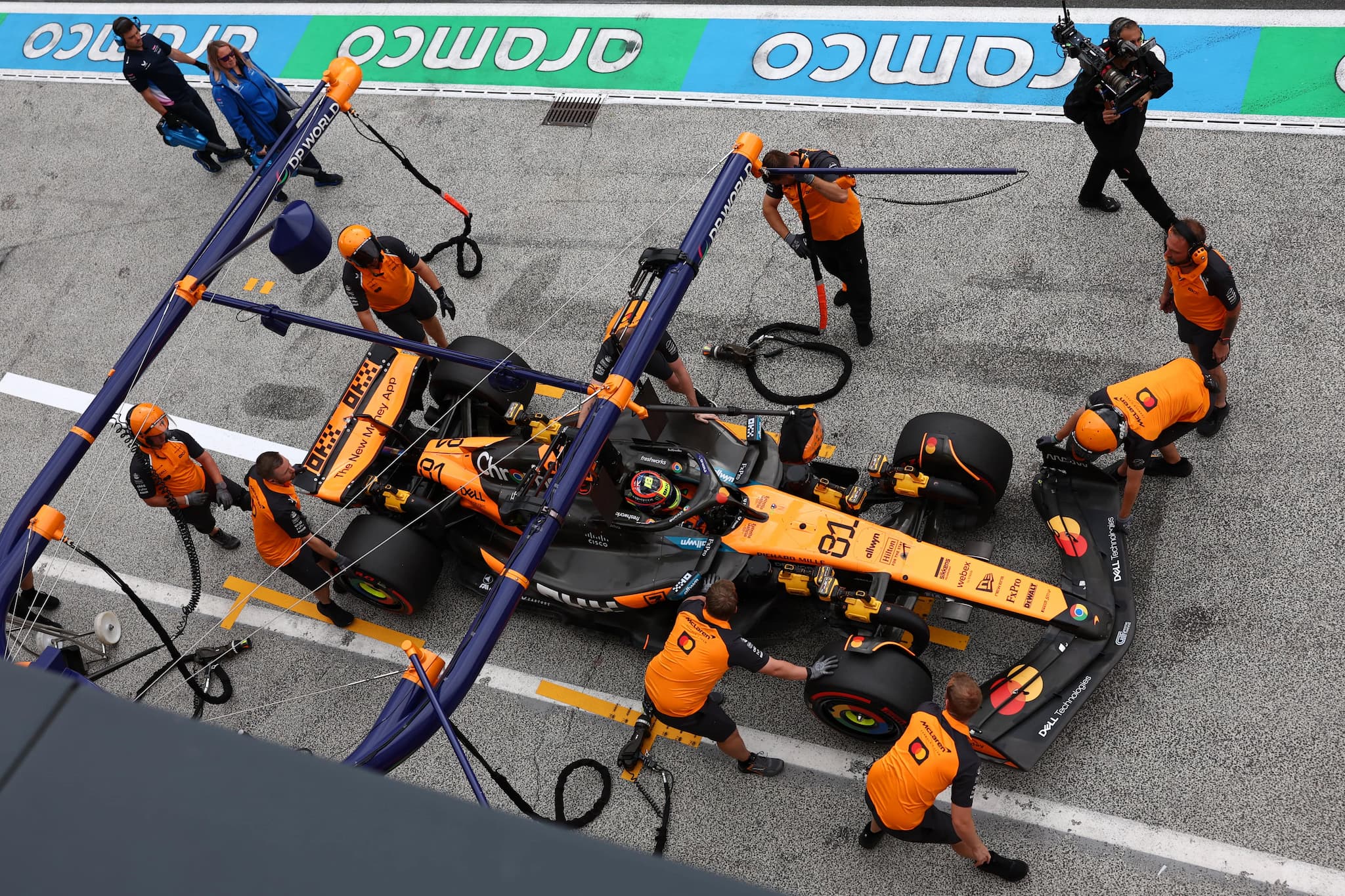 F1: Piastri uniknął kary za nietypowy incydent w pit lane