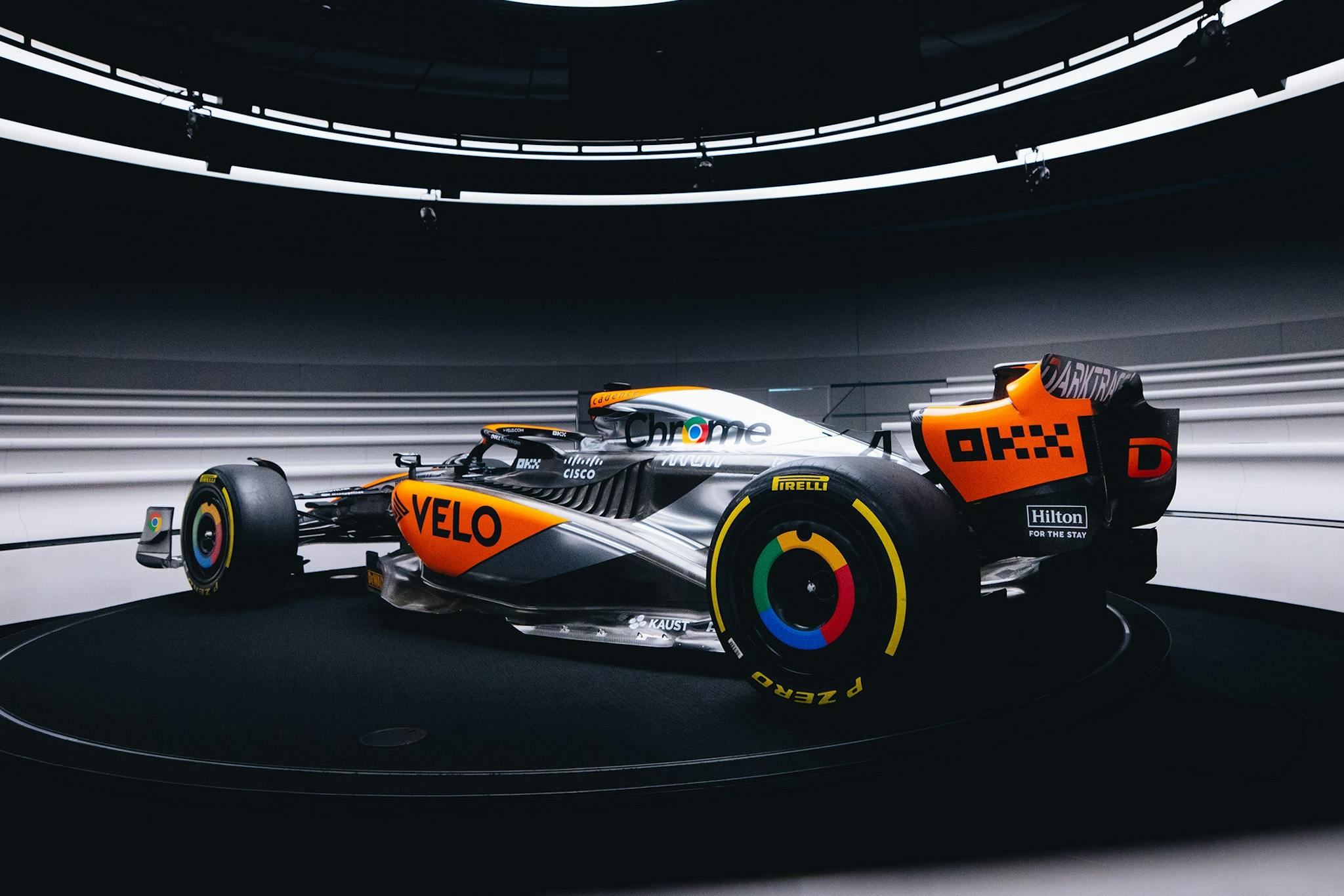 Wyjątkowe malowanie McLarena! Srebrny kolor powraca (galeria)