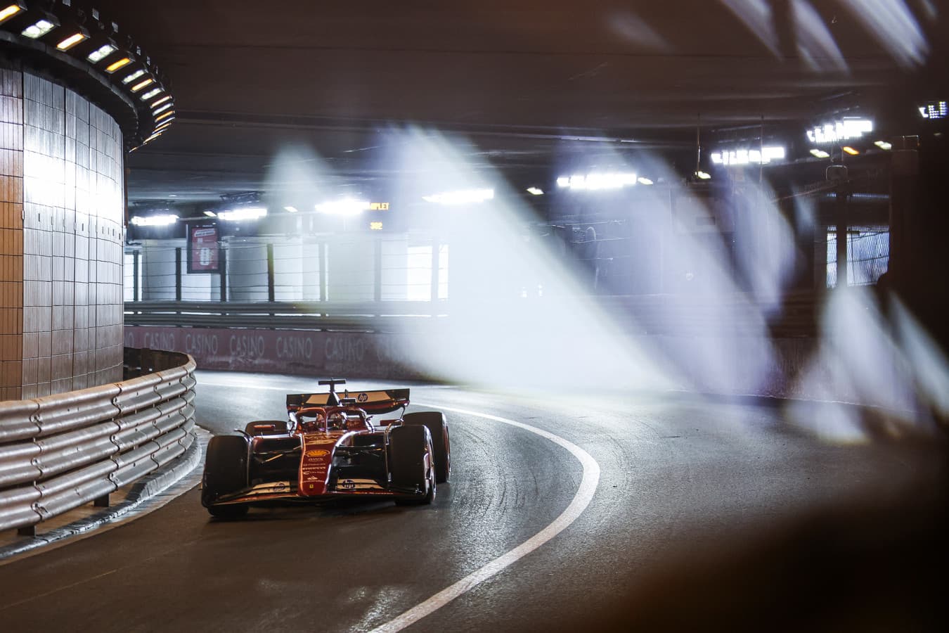 Leclerc fruwa przed kwalifikacjami F1 w Monako, Bottas uszkodził bolid
