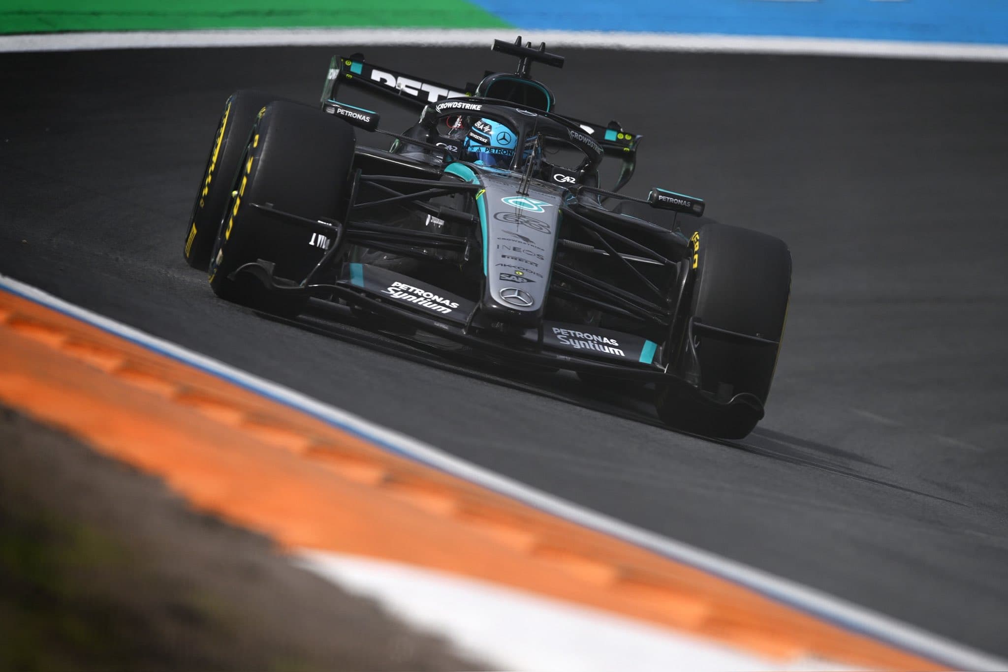 Russell wygrał kwalifikacje do sprintu F1. Norris blisko, ciasno w czołówce
