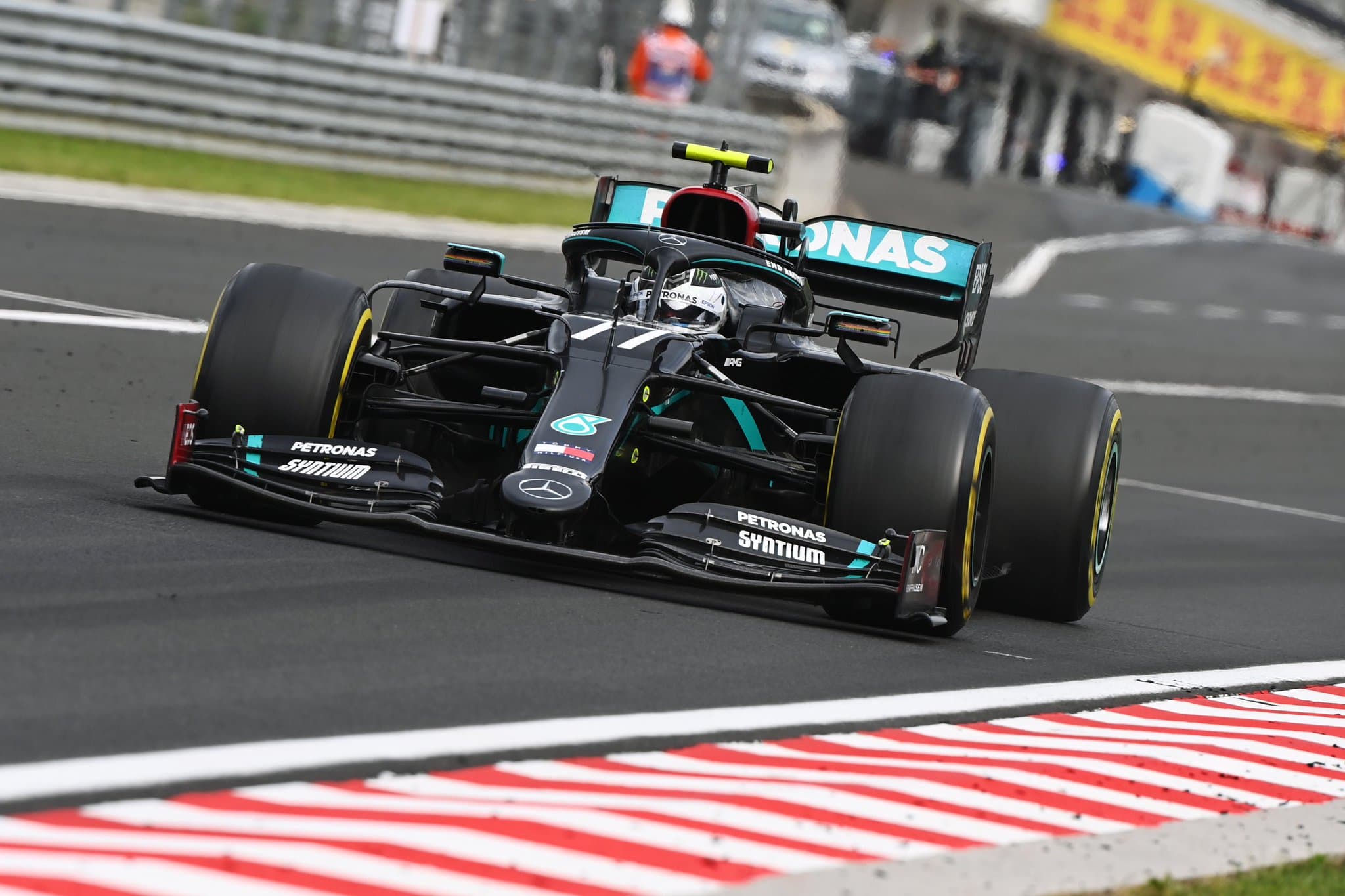 Bottas wini światełka na kierownicy za zły start