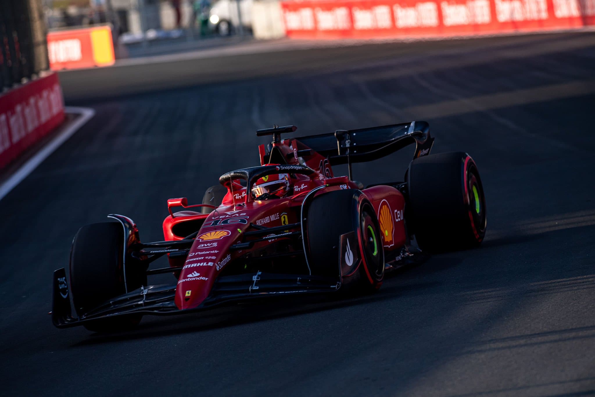 FP3: Leclerc minimalnie przed duetem Red Bulla