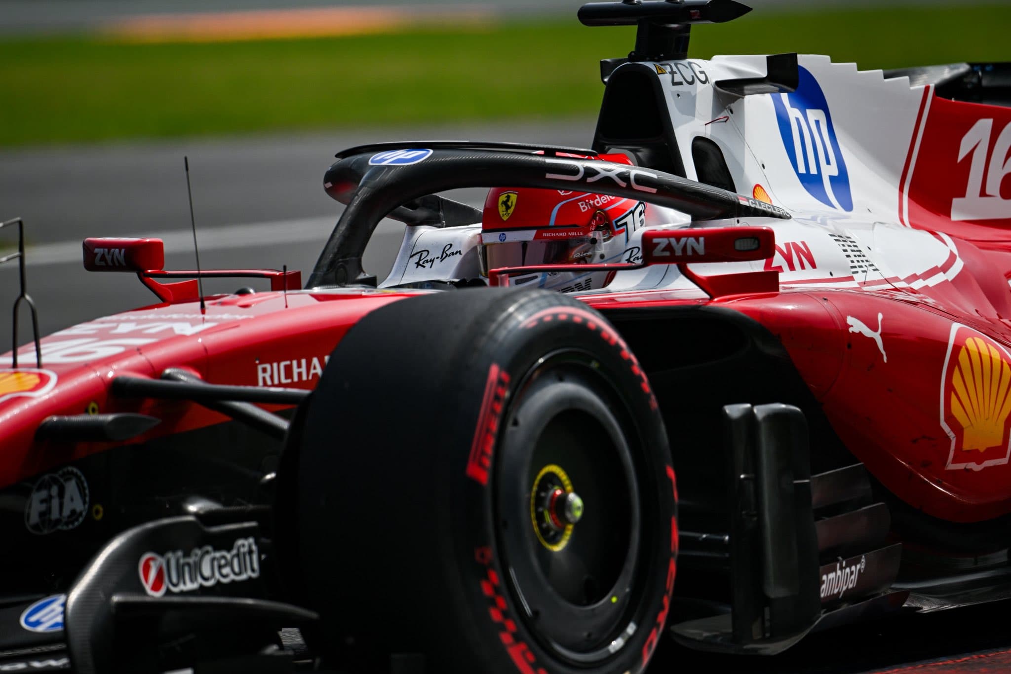 Kolizja Verstappena z Lawsonem i awaria Hamiltona. Leclerc na czele w 2. treningu F1