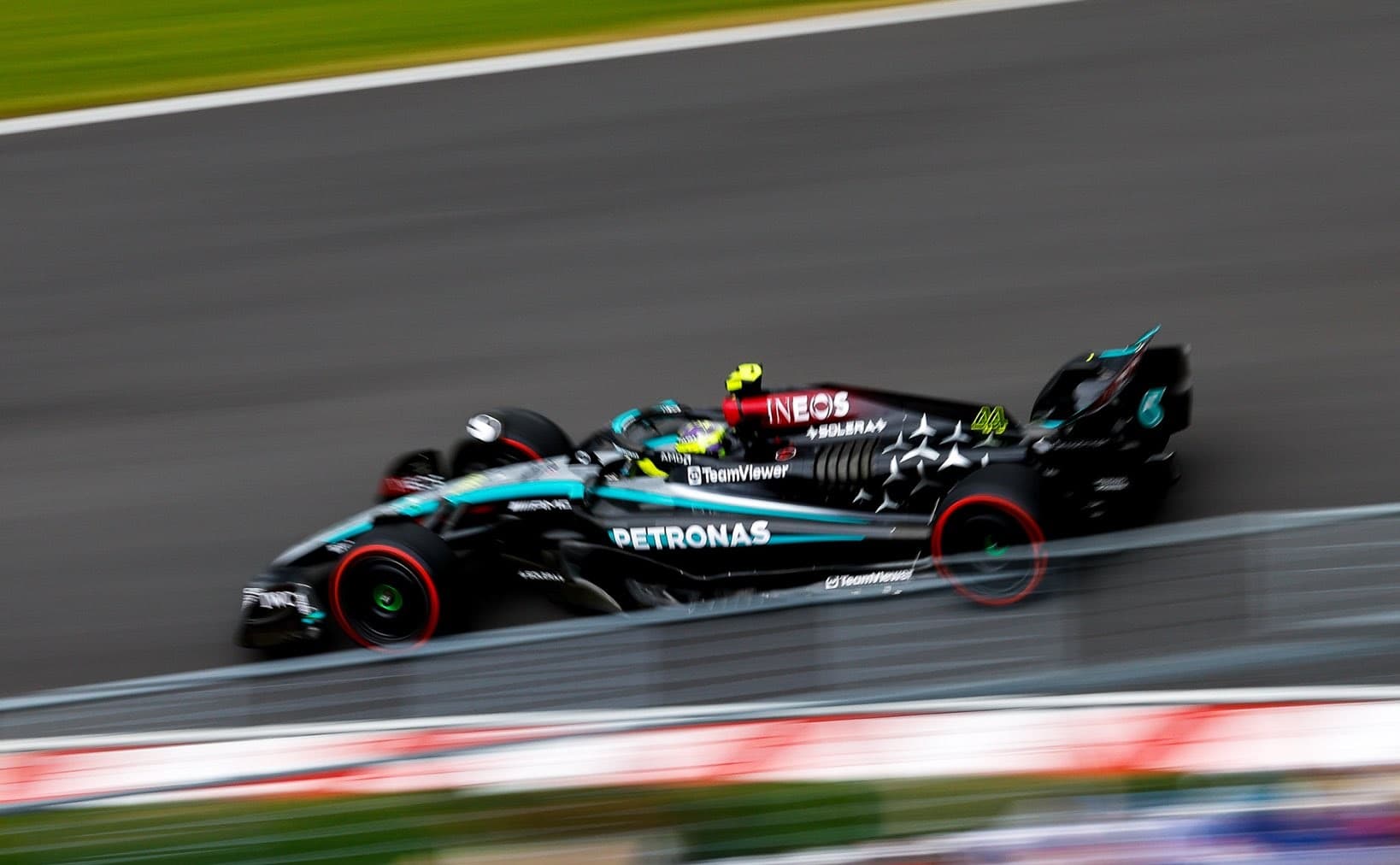 FP3: Hamilton najszybszy przed kwalifikacjami, Zhou znów rozbił bolid