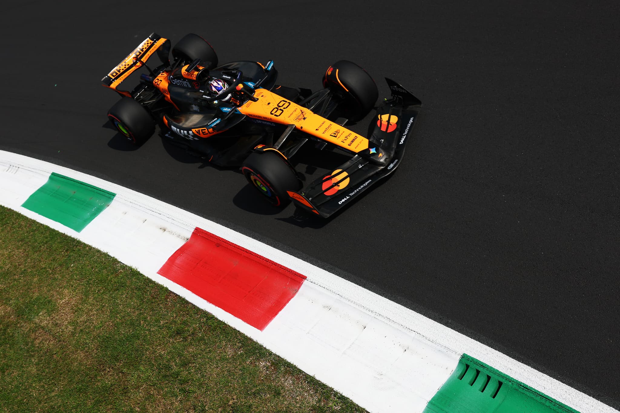 F1: McLaren rozstał się z ważnym juniorem w nietypowy sposób. W tle zmiana barw?