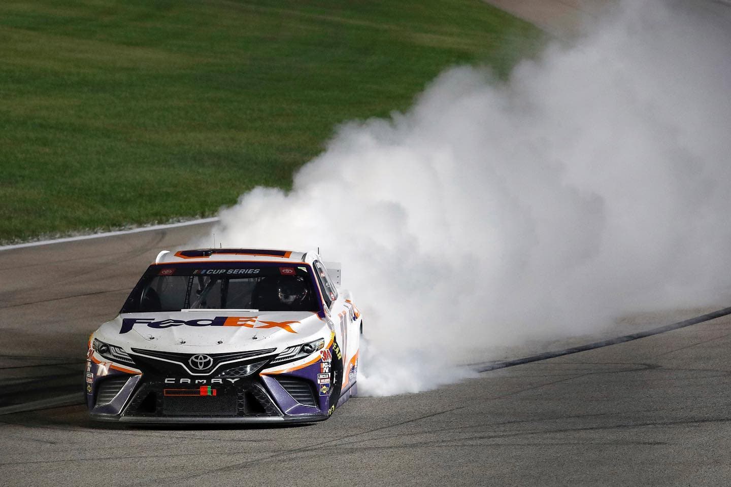 Denny Hamlin powraca do Victory Lane