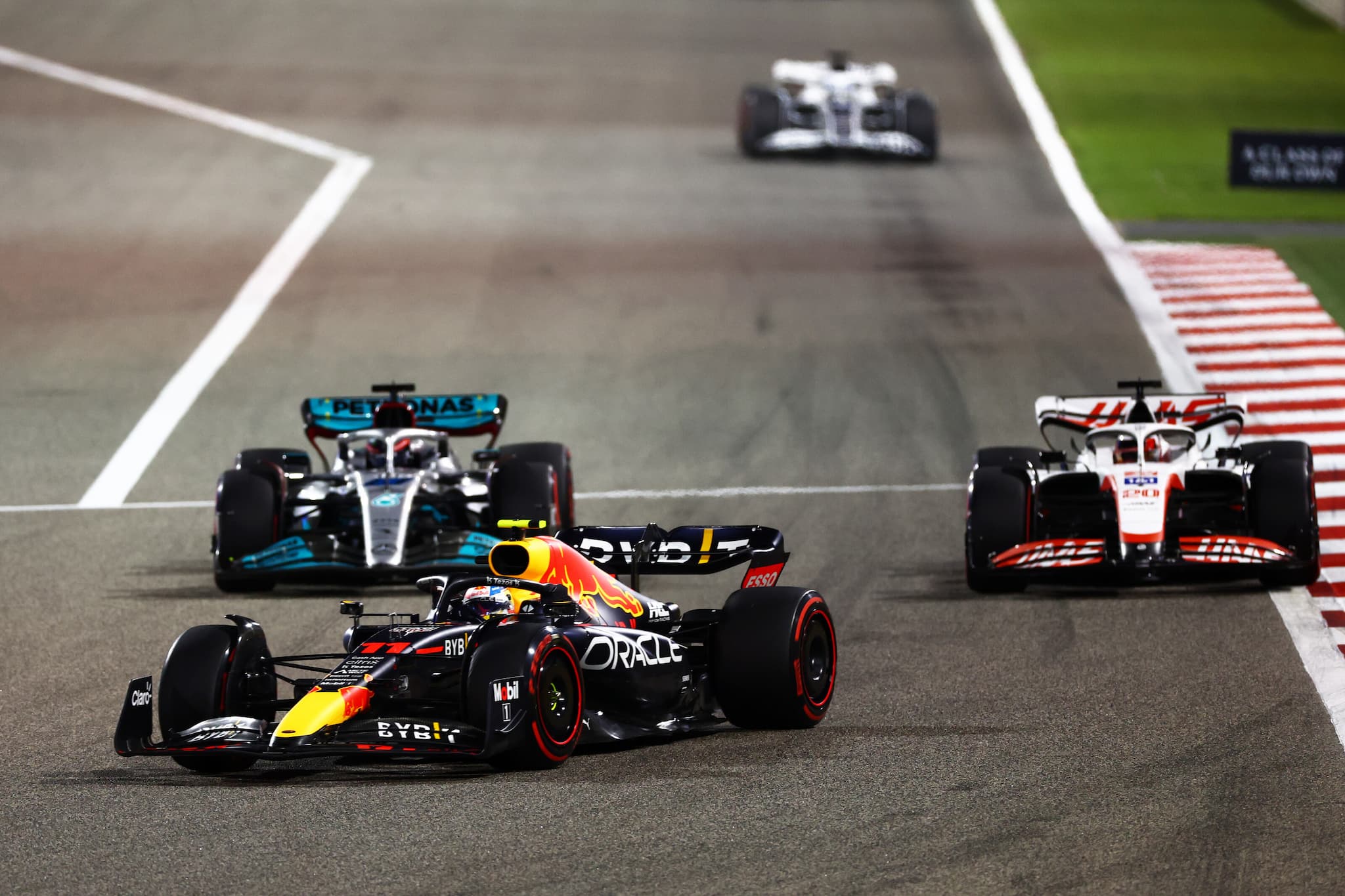 Mercedes znajduje się na ziemi niczyjej po GP Bahrajnu