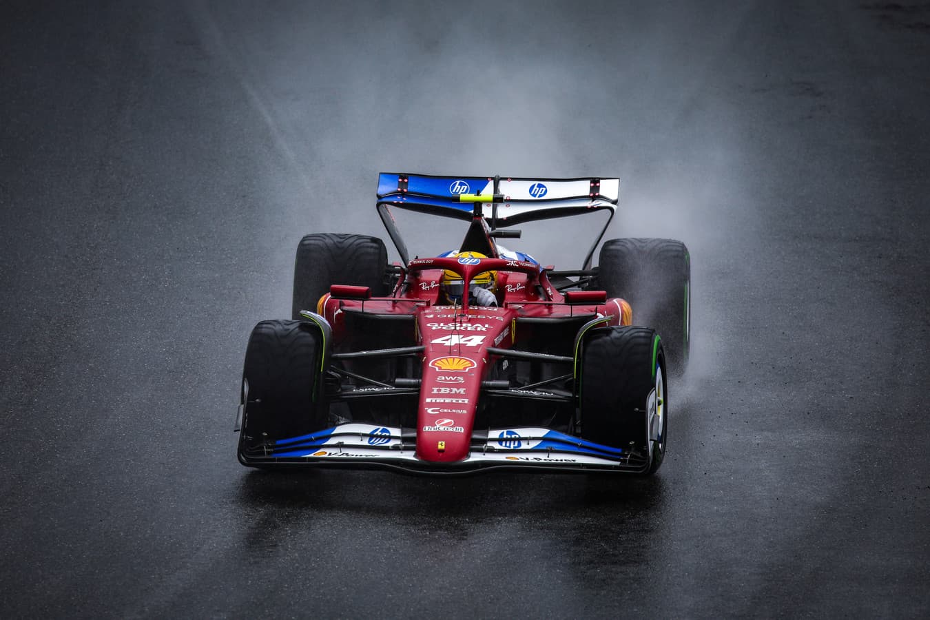 F1: Hamilton coraz mocniej wskazuje już na problemy Ferrari