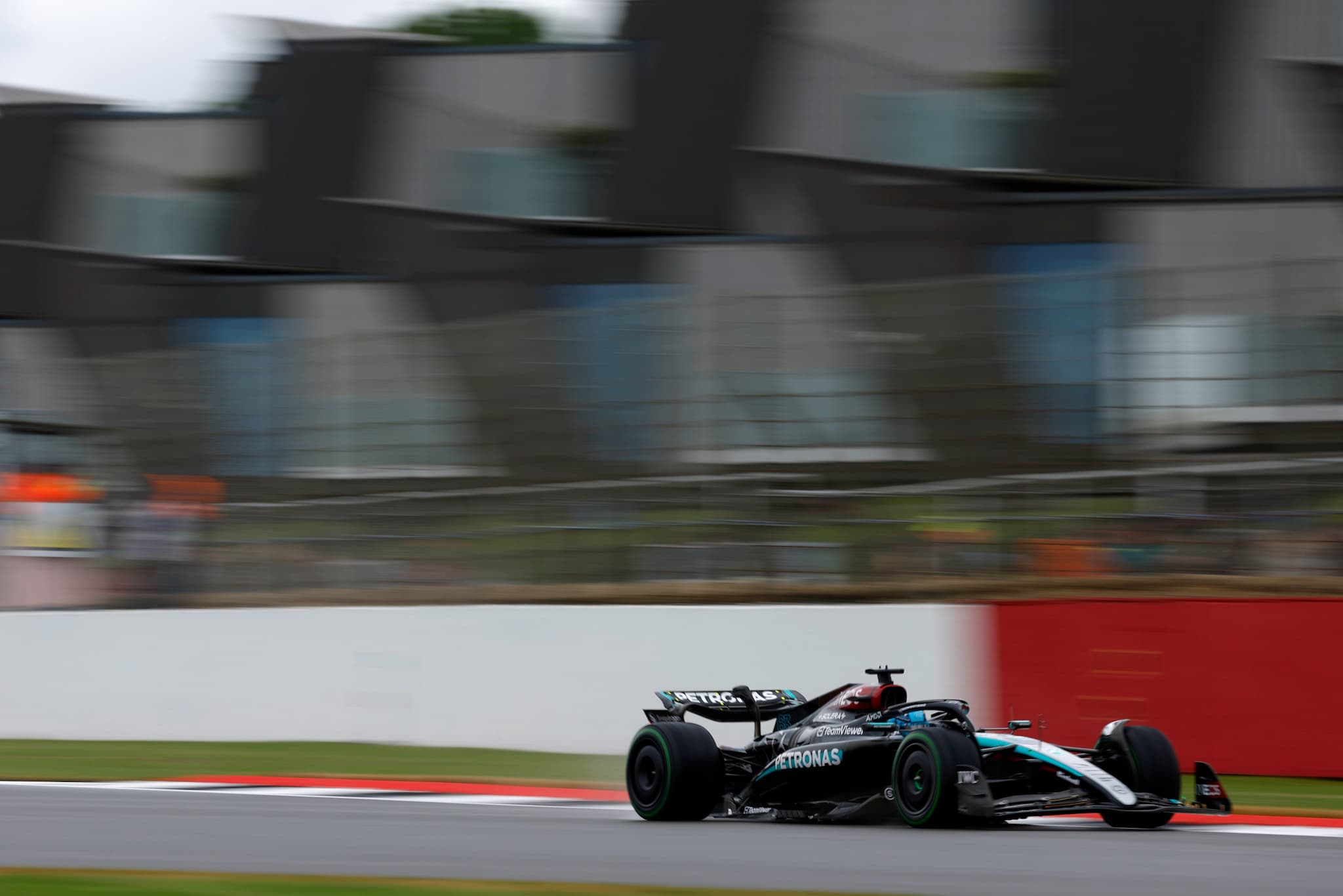 Mercedesy najlepsze w deszczowym treningu F1 na Silverstone