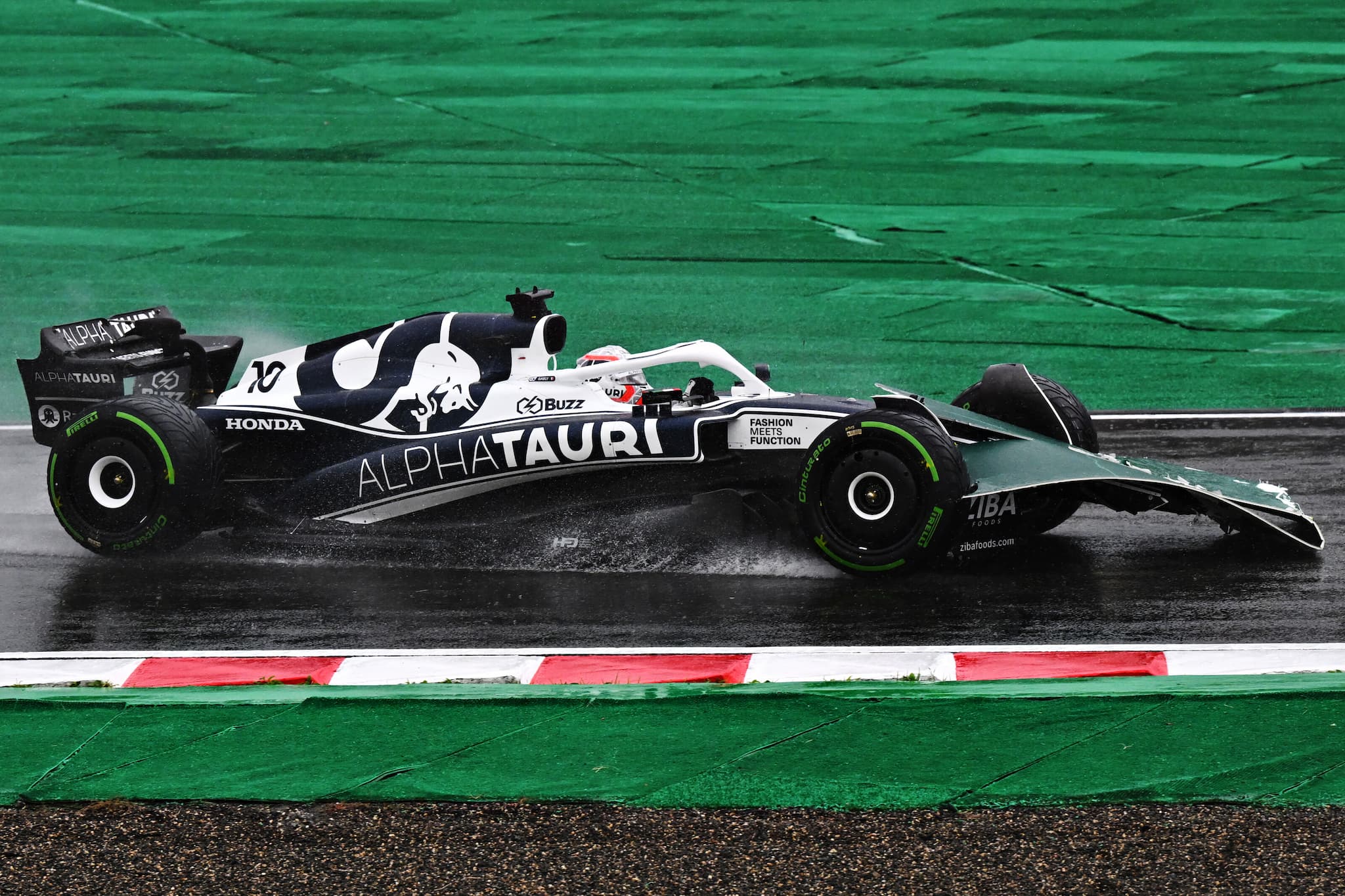Gasly surowo ukarany po incydencie z dźwigiem