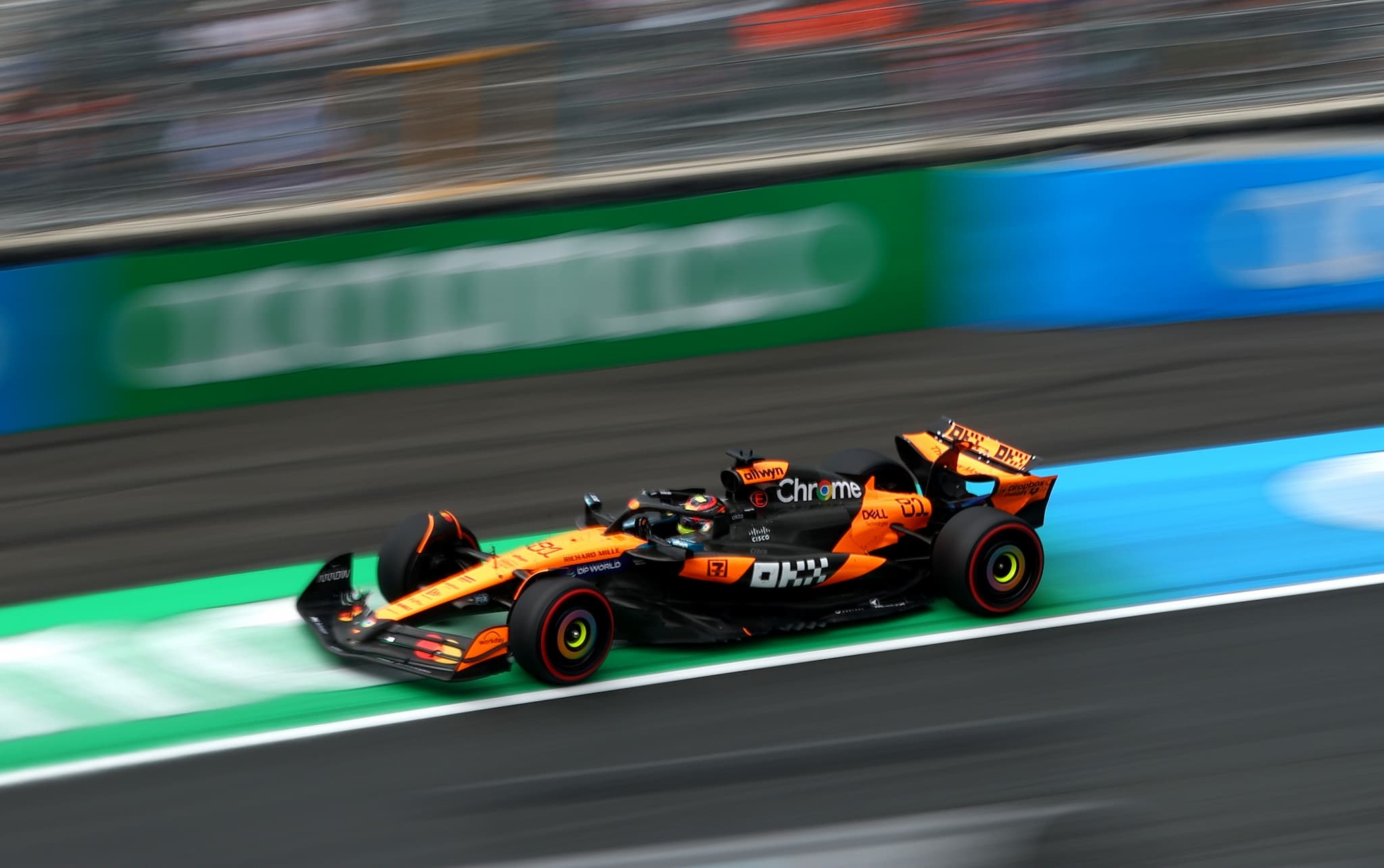 Dziwna akcja Piastriego i kraksa Strolla. Alonso między McLarenami w drugim treningu F1!