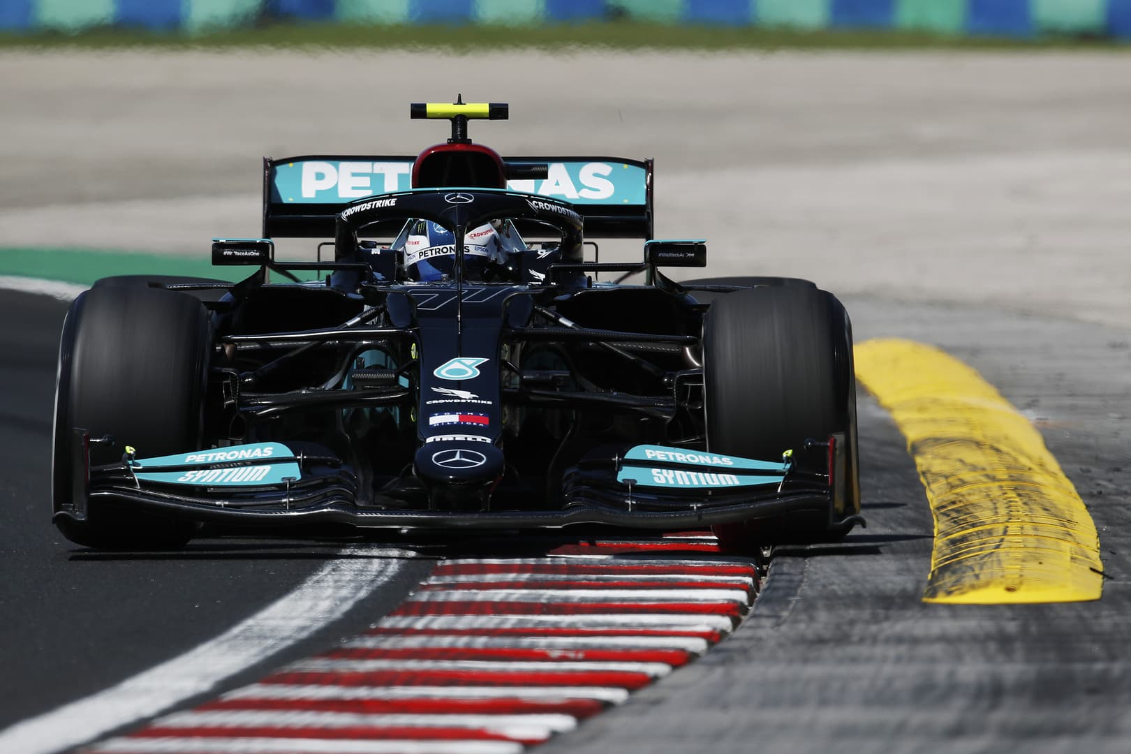 FP2: Bottas na czele, Red Bull z problemami