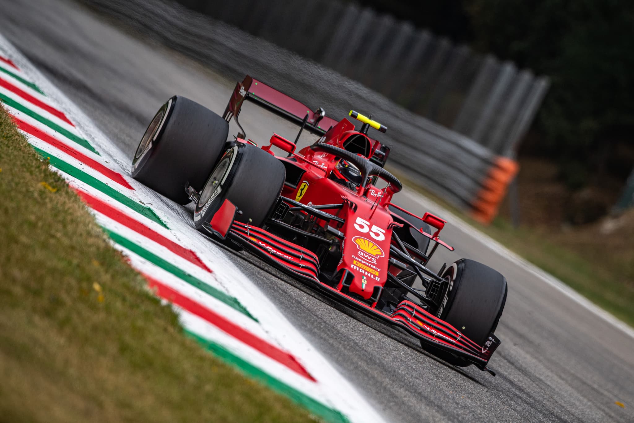 FP2: Kraksa Sainza, Mercedesy najszybsze
