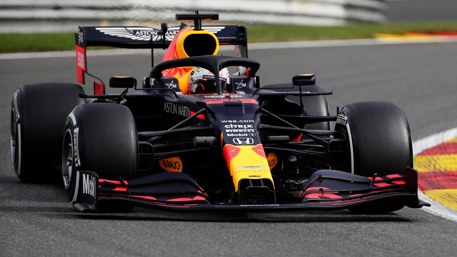 FP2: Verstappen tuż przed Ricciardo i Hamiltonem   