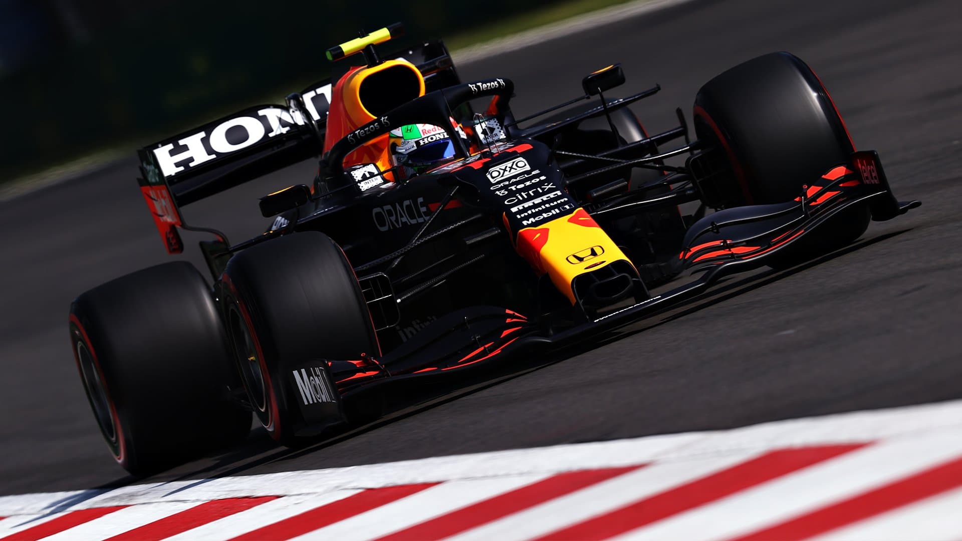 FP3: Sergio Perez uszczęśliwia pełne fanów trybuny