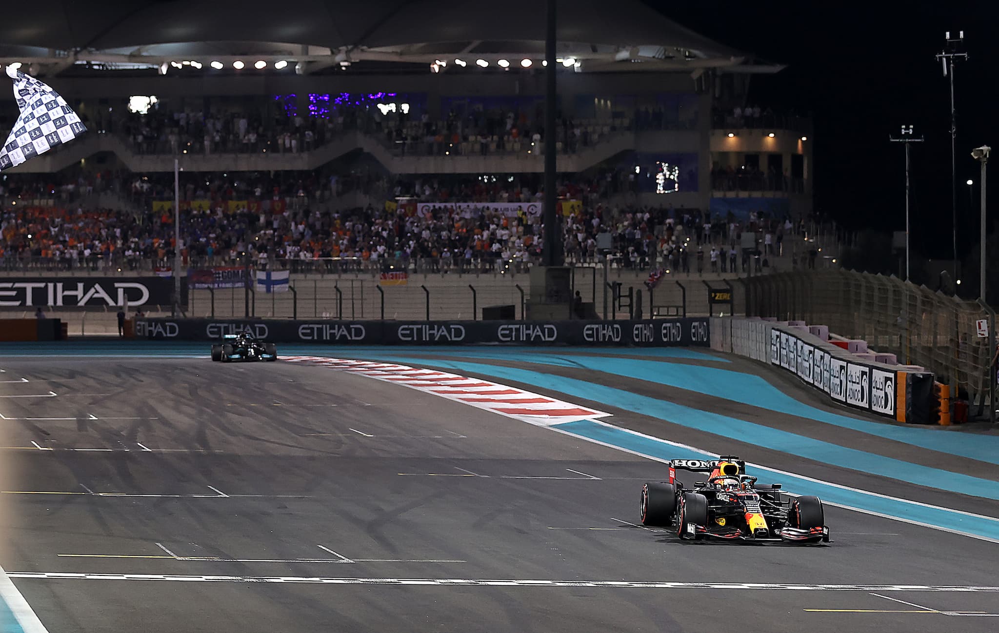 Verstappen wyrwał tytuł na ostatnim kółku! 