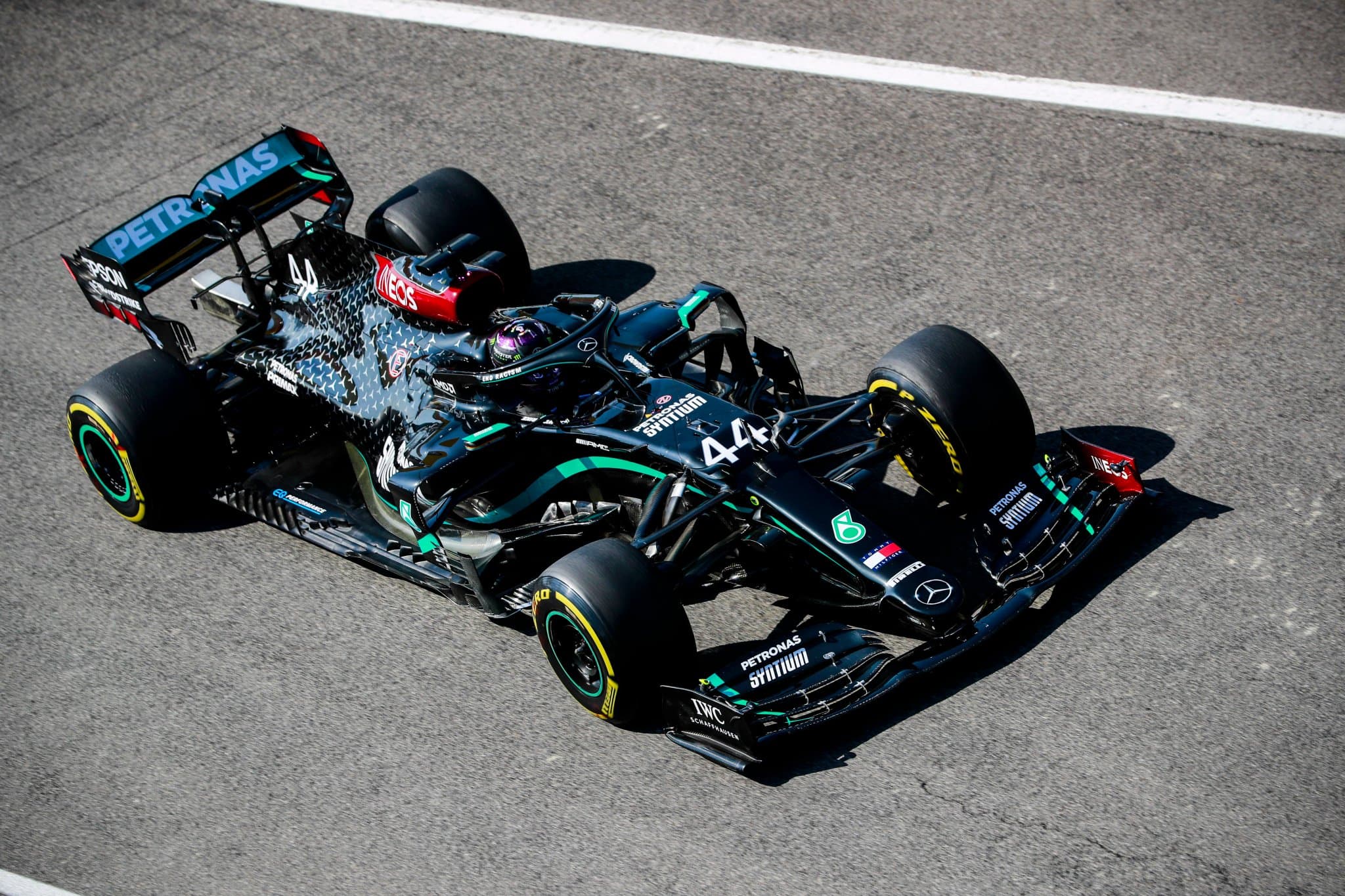 GP Toskanii: Hamilton wygrywa szalony wyścig, podium Albona